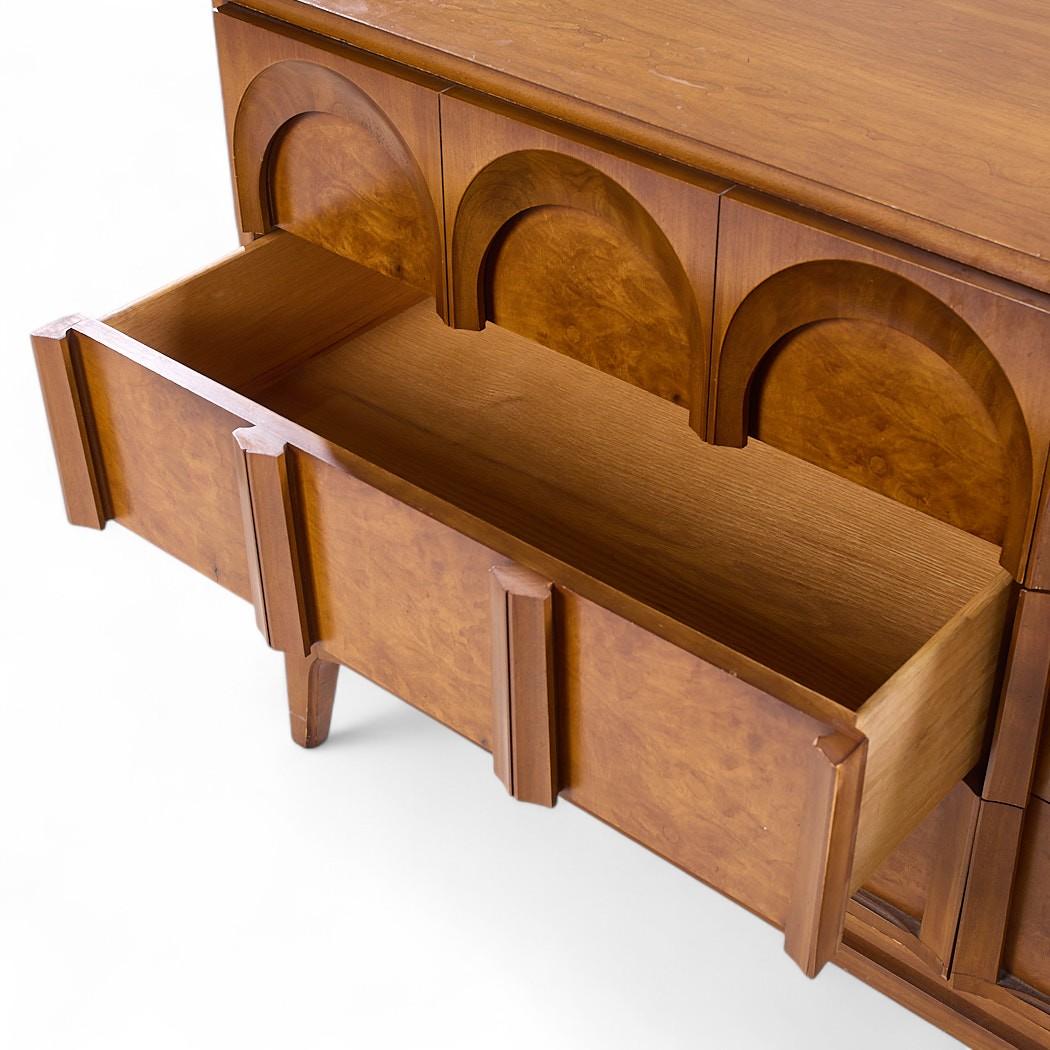 Thomasville Mid Jahrhundert skulpturalen gewölbten Nussbaum und Burlwood Lowboy Kommode (20. Jahrhundert) im Angebot