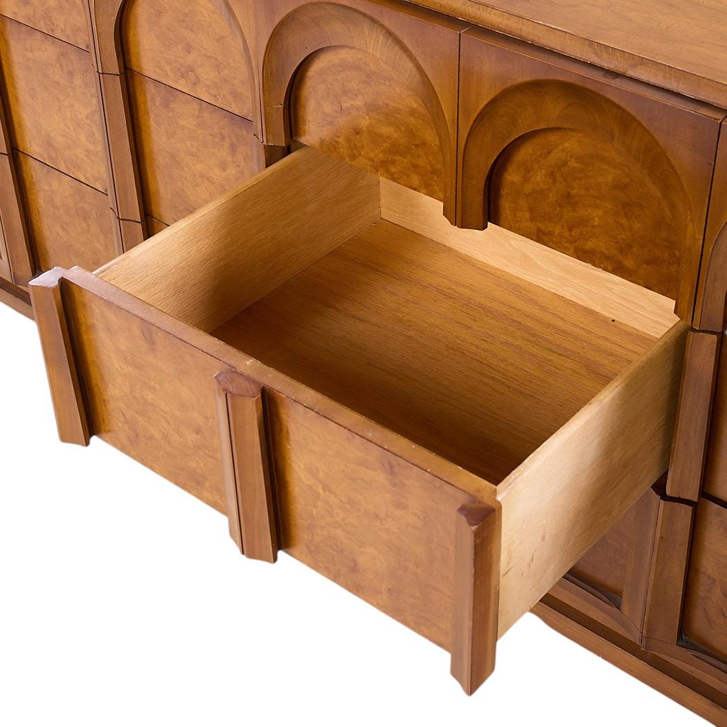 Thomasville Mid Jahrhundert skulpturalen gewölbten Nussbaum und Burlwood Lowboy Kommode (Walnuss) im Angebot
