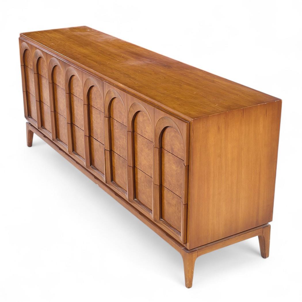 Thomasville Mid Jahrhundert skulpturalen gewölbten Nussbaum und Burlwood Lowboy Kommode im Angebot 1