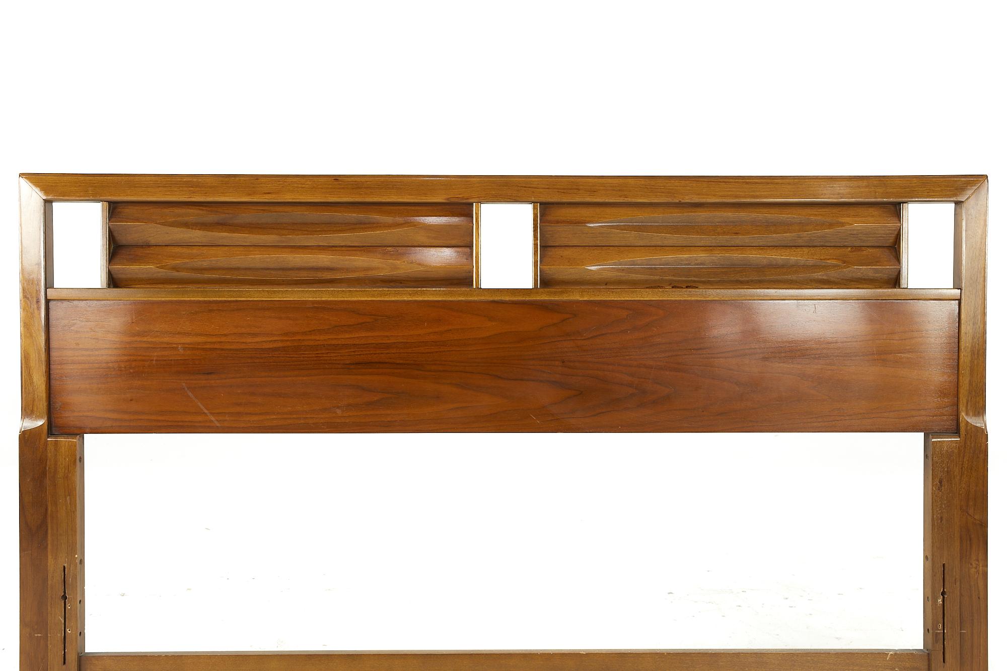 Thomasville Midcentury Walnut Queen Headboard In Good Condition For Sale In Countryside, IL