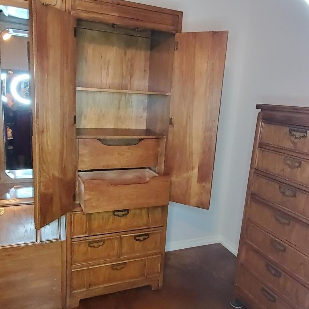 Thomasville Mystique bedroom set. Comes with original tags. Solid wood. Dovetail joints. Beautiful hardware. Everything in working order. 2 end cabinet 