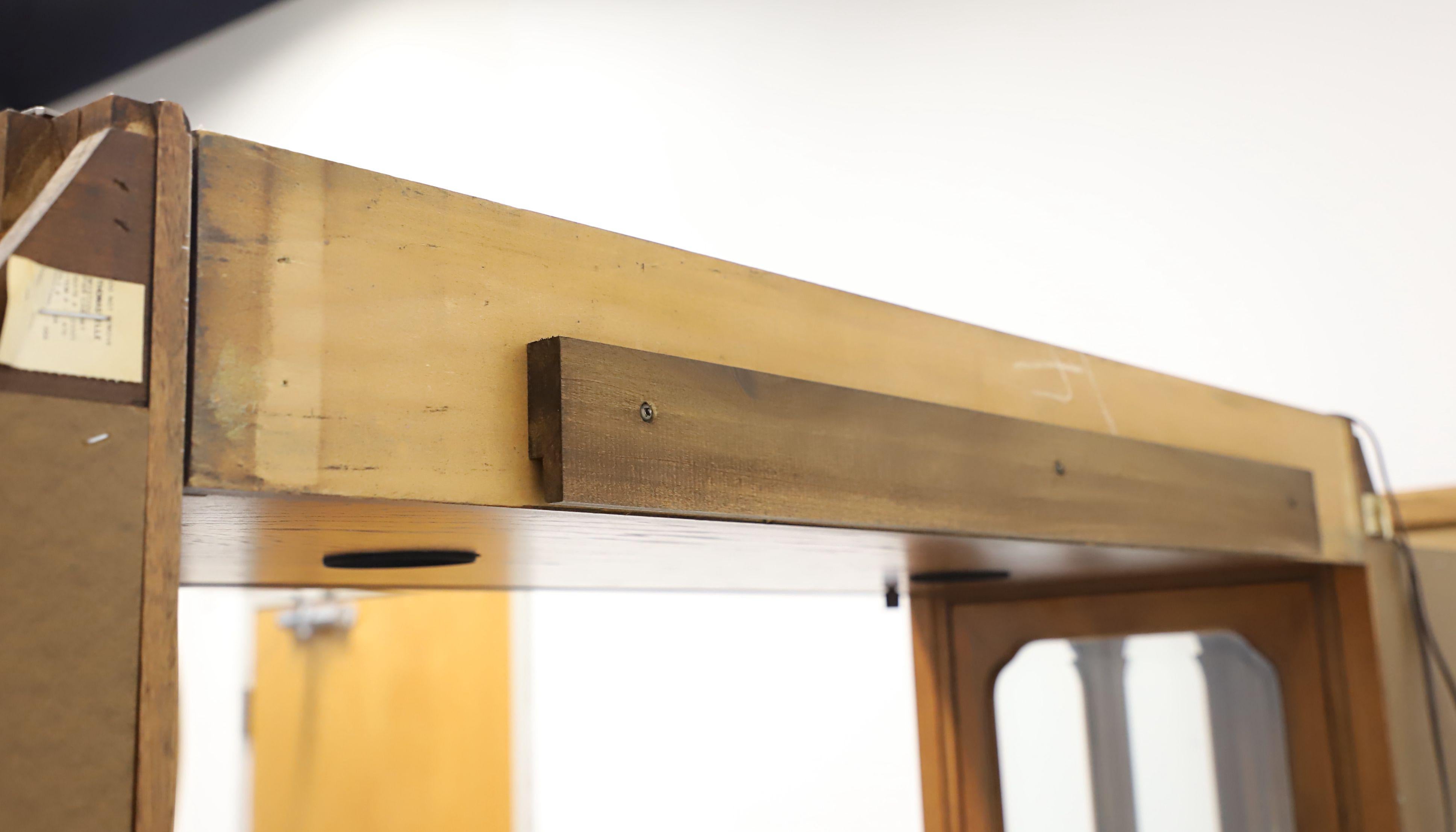 THOMASVILLE Mystique Collection Burl Walnut Asian Console Light Bridge In Good Condition For Sale In Charlotte, NC