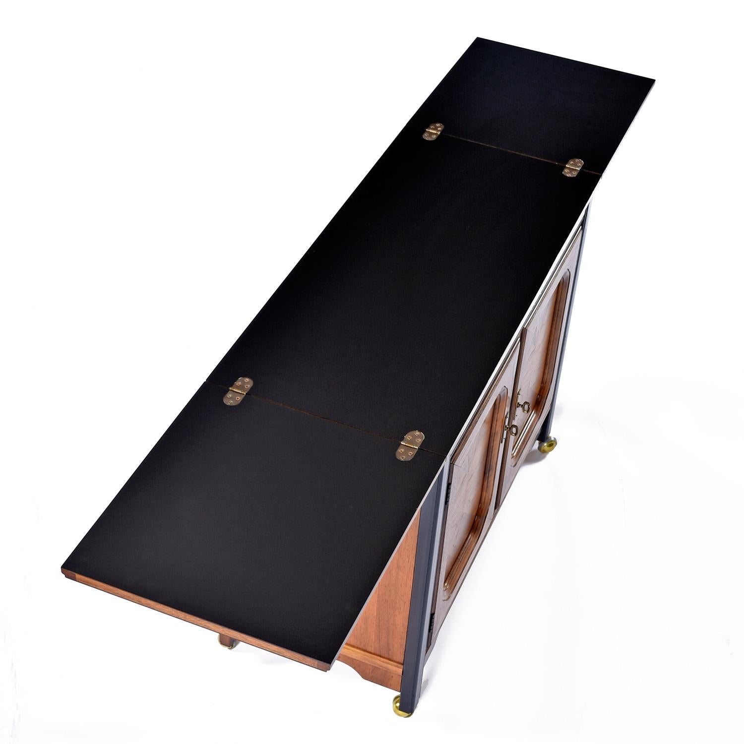 Mid-Century moderno Thomasville Embassy Asian Modern Campaigner Style Server in ottone con accento Dry Bar in vendita