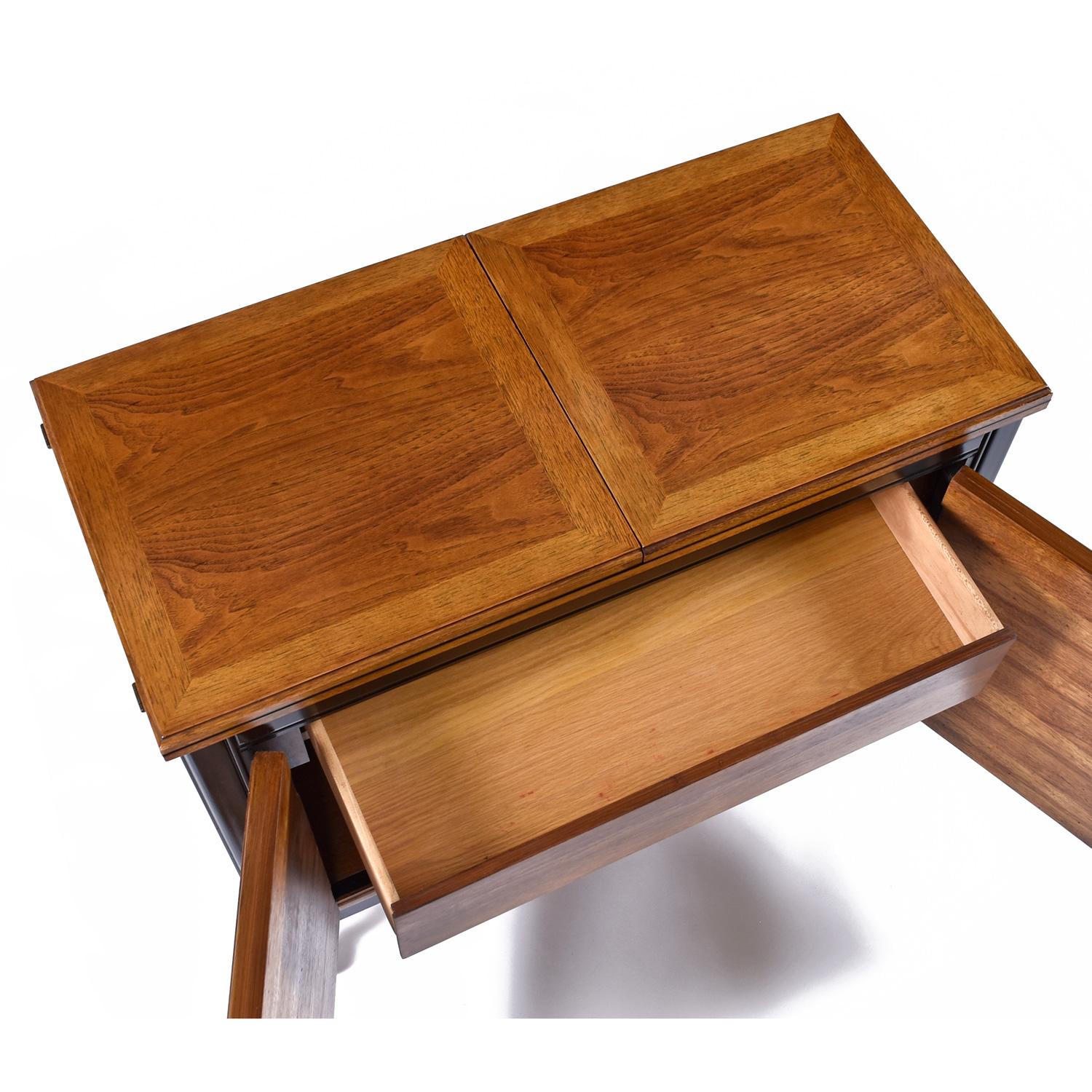 Thomasville Embassy Asian Modern Campaigner Style Server in ottone con accento Dry Bar in vendita 1