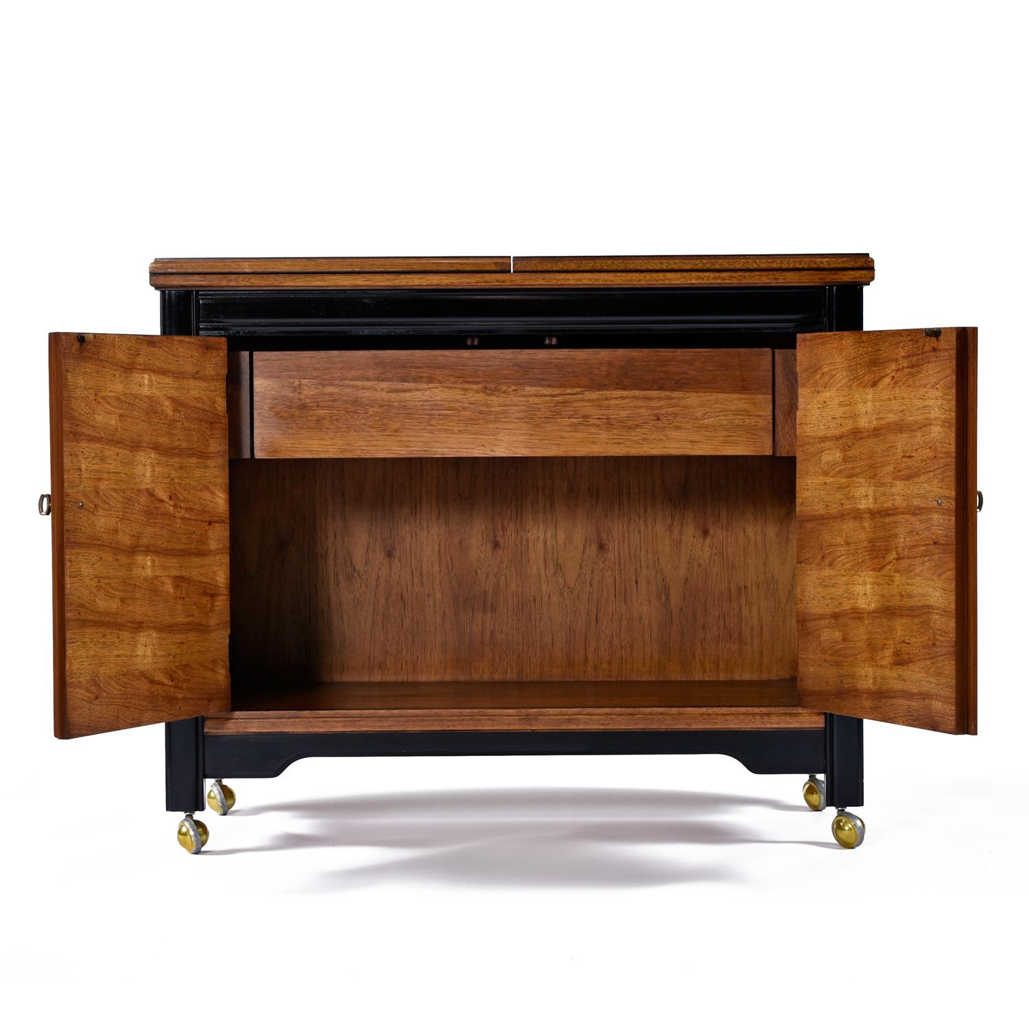 Thomasville Embassy Asian Modern Campaigner Style Server in ottone con accento Dry Bar in vendita 2