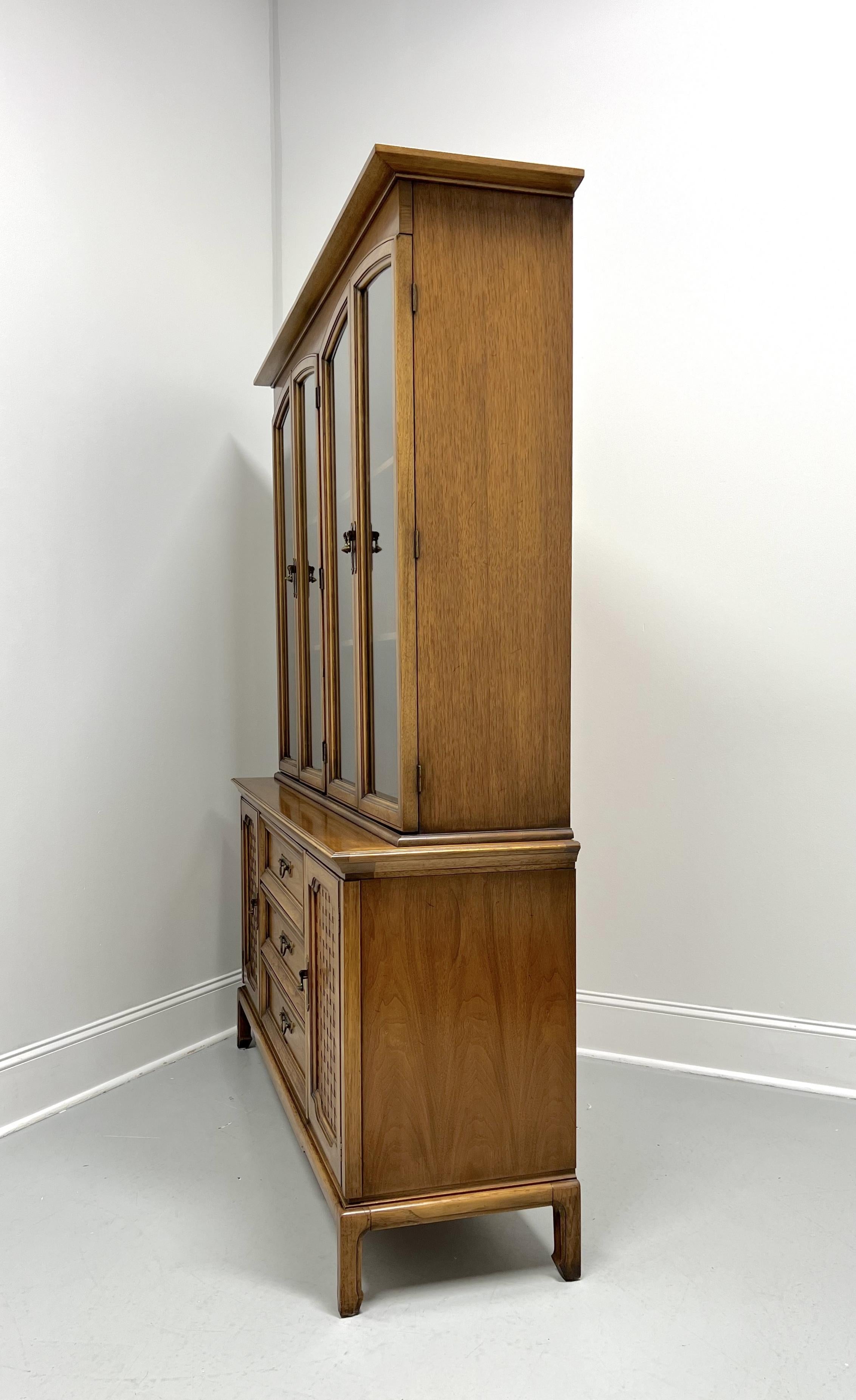 Mid-Century Modern Thomasville Pecan Cabinet de Chine MCM moderne du milieu du 20e siècle en vente