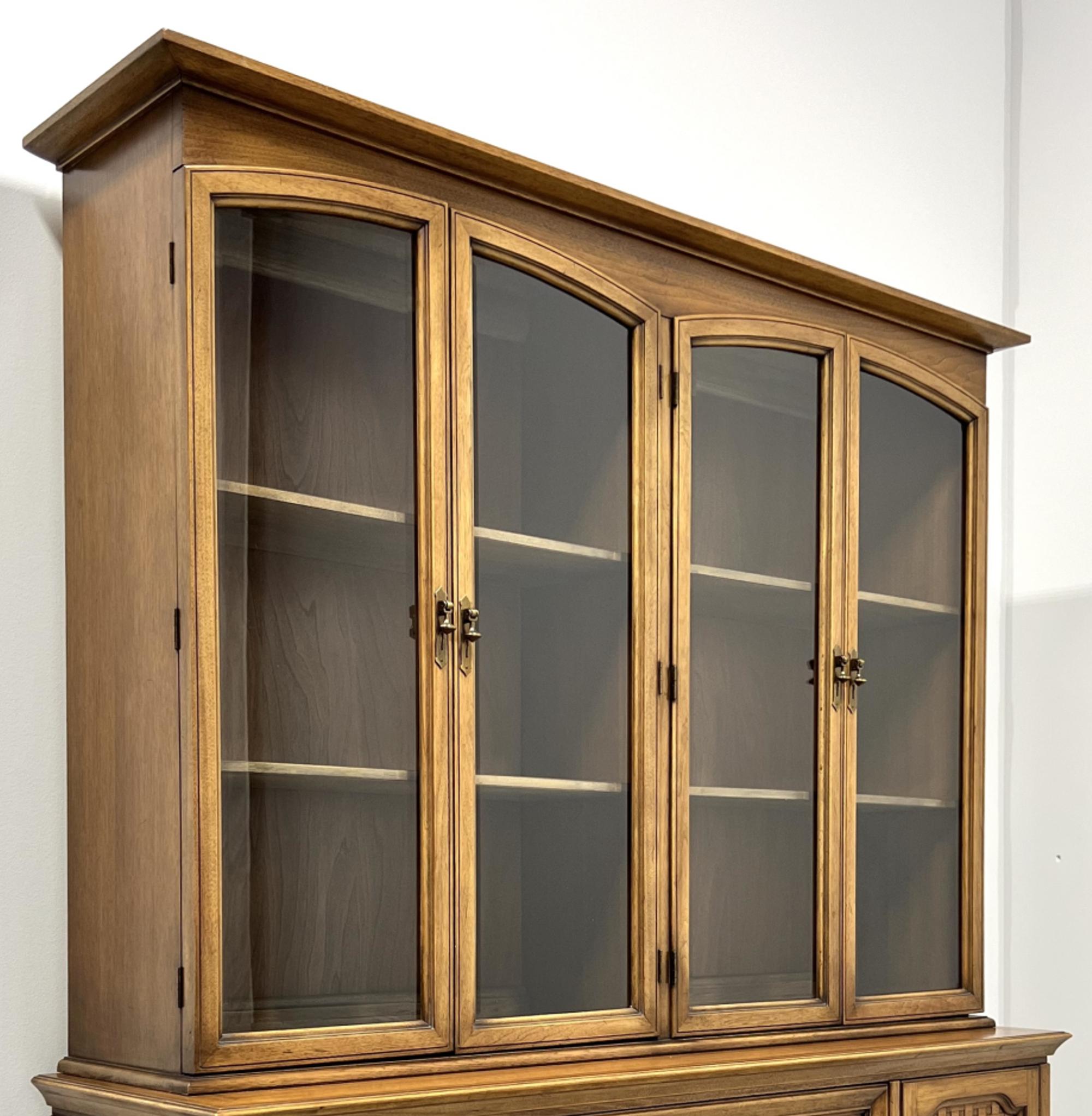 vintage thomasville curio cabinet