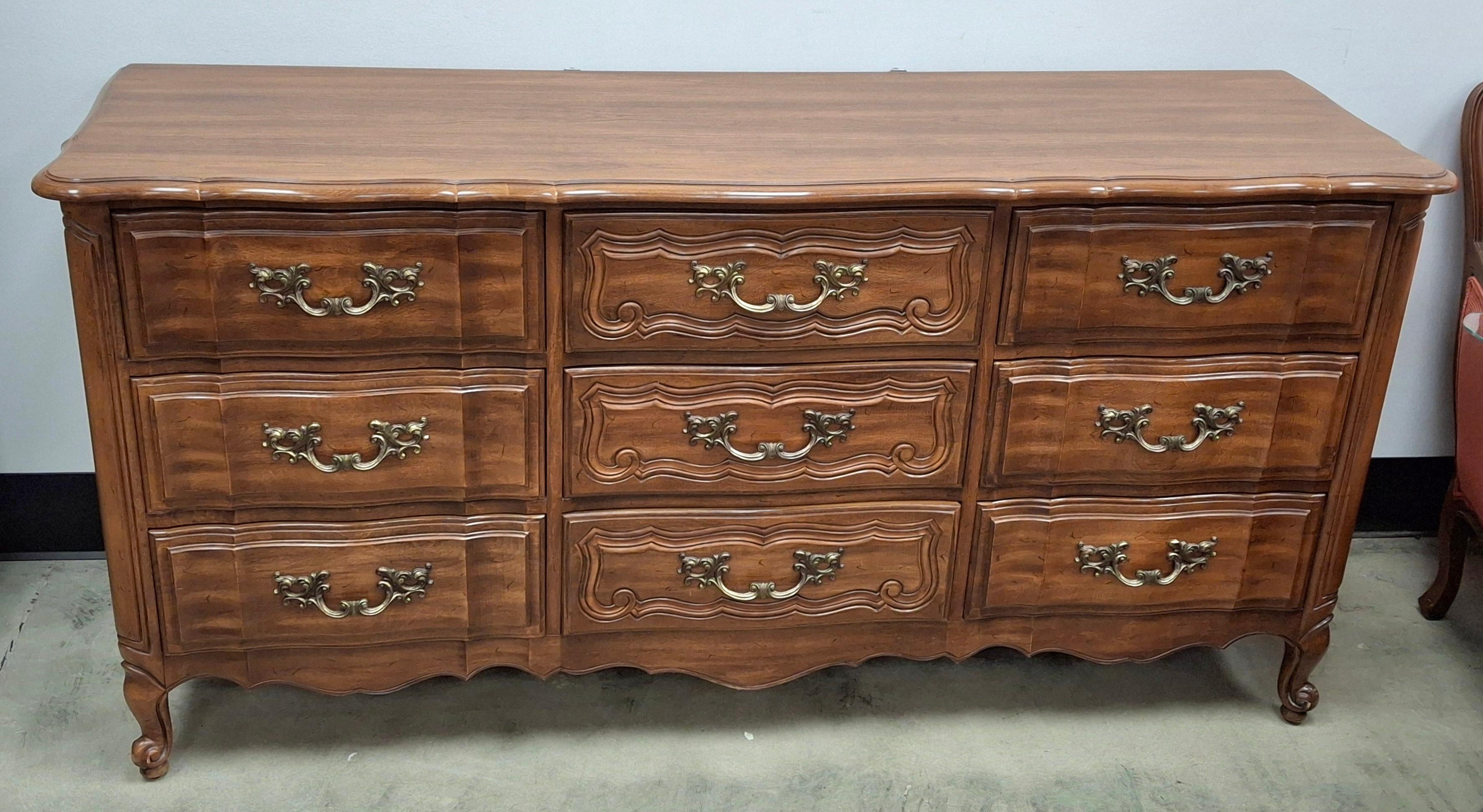 Per la tua considerazione ecco un bellissimo comò triplo a 9 cassetti in legno di Thomasville in stile provinciale con piano in vetro protettivo. Ottime condizioni vintage
 È del 1969 e misura 65,5