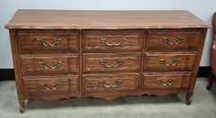 Triple commode provinciale de style Thomasville en bois fruitier avec plateau en verre