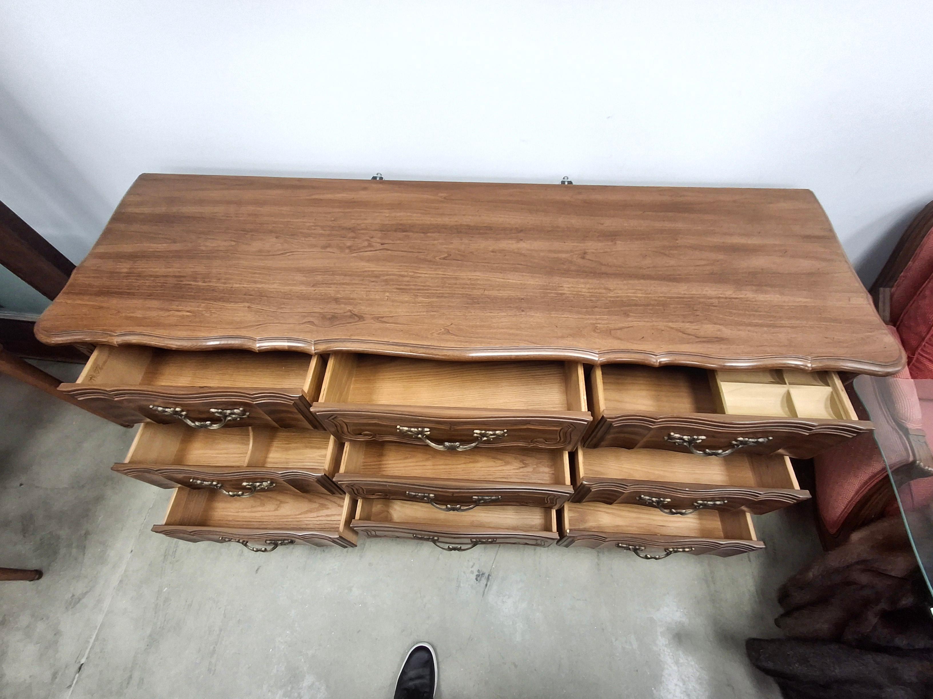 Stile provenzale Thomasville Cassettone triplo in stile provinciale con piano in vetro in vendita