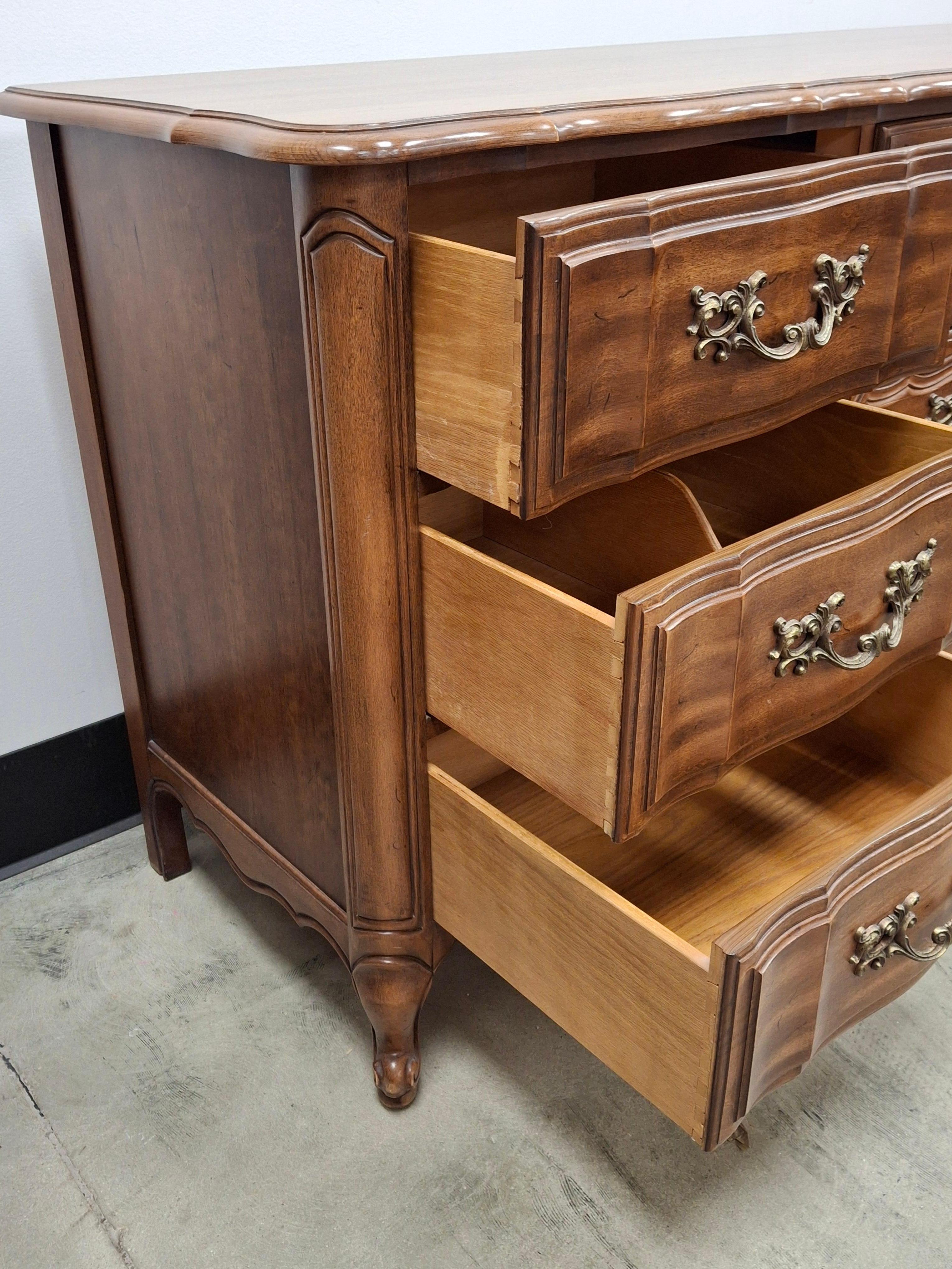 Americano Thomasville Cassettone triplo in stile provinciale con piano in vetro in vendita