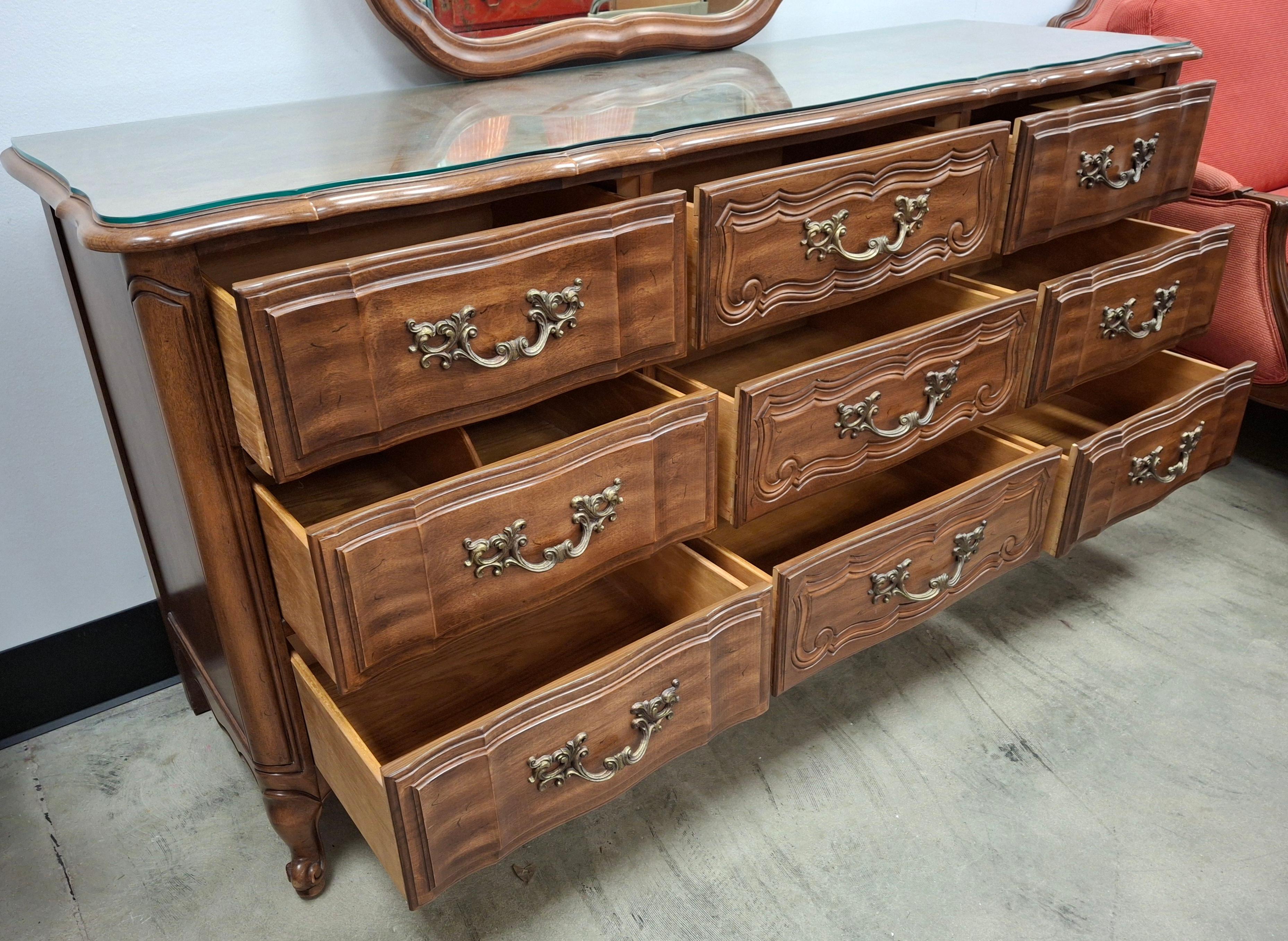 Thomasville Cassettone triplo in stile provinciale con piano in vetro In condizioni ottime in vendita a Germantown, MD