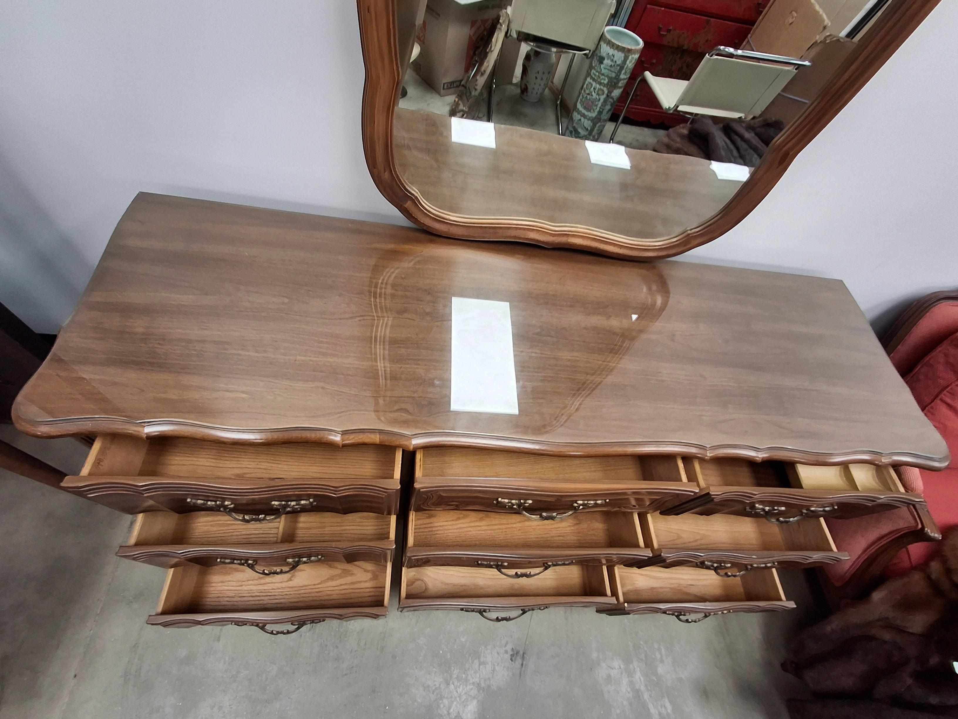 XX secolo Thomasville Cassettone triplo in stile provinciale con piano in vetro in vendita