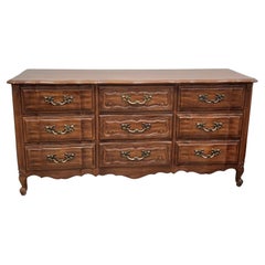 Cómoda triple de madera de frutal de estilo provincial Thomasville con tapa de cristal