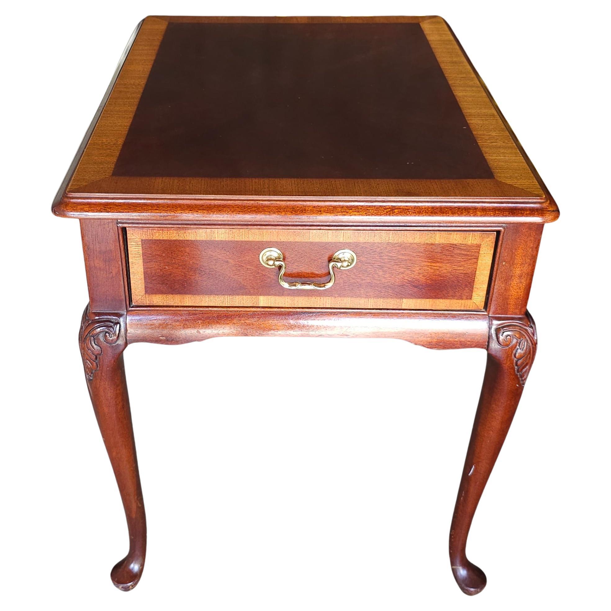 Thomasville Möbel Queen Anne Style Satinwood Inlaid Mahagoni Beistelltisch in großen Vintage-Zustand. Misst 20