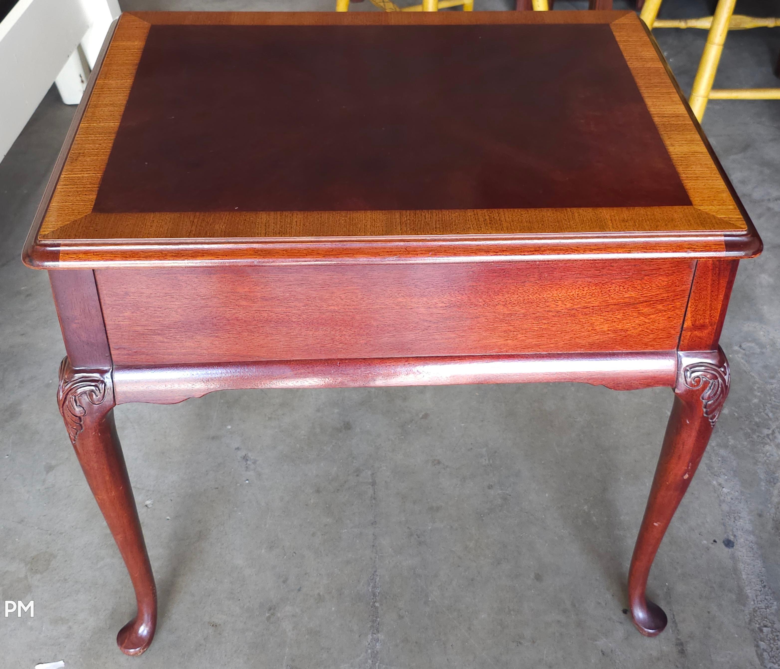 Thomasville Queen Anne Stil Satinholz Intarsien Mahagoni Beistelltisch im Angebot 1