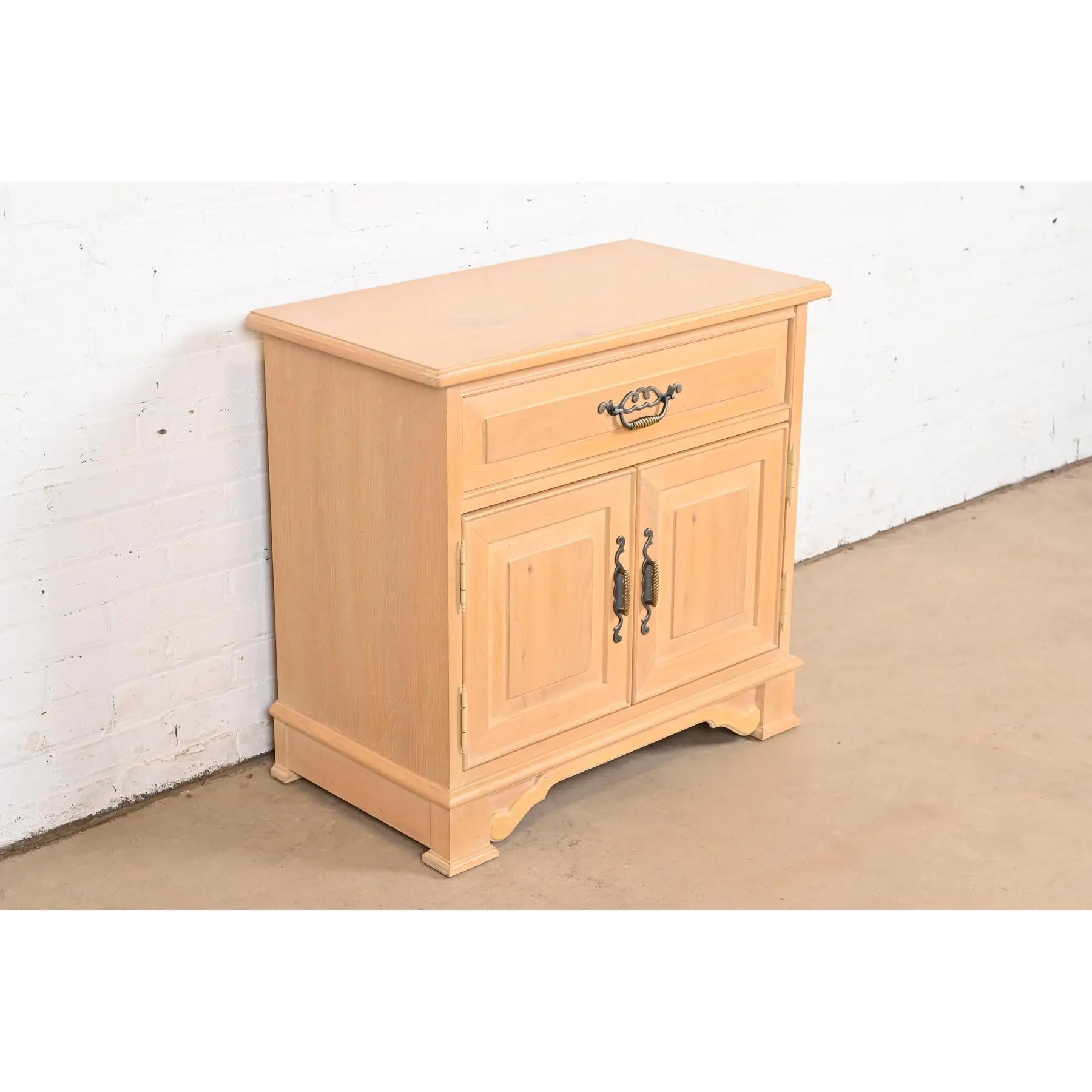 Thomasville Rustic European Pine Nightstand In Good Condition For Sale In South Bend, IN