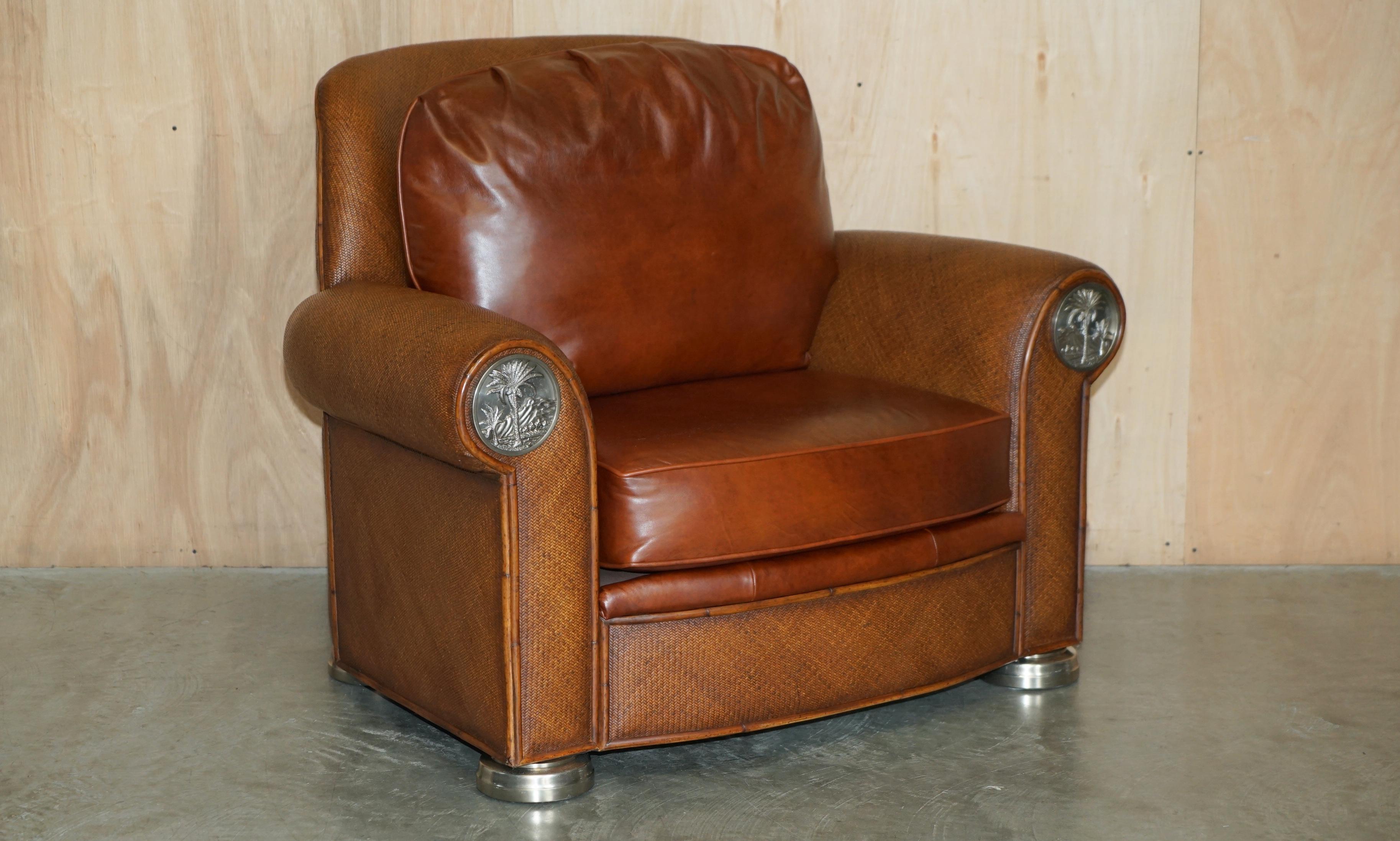 Nous avons le plaisir d'offrir à la vente cet exquis fauteuil de la Collection Sécuritaire de Thomasville avec ottoman assorti et coussins en cuir marron assis sur des cadres tissés qui font partie d'une grande suite. 

J'ai une assez belle suite de