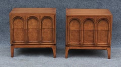 Thomasville Sculptural 'Acrhed' Coppia di Comodini Tavolini da notte Noce Ulivo Burl