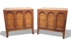 Thomasville Sculptural 'Acrhed' Coppia di Comodini Tavolini da notte Noce Ulivo Burl