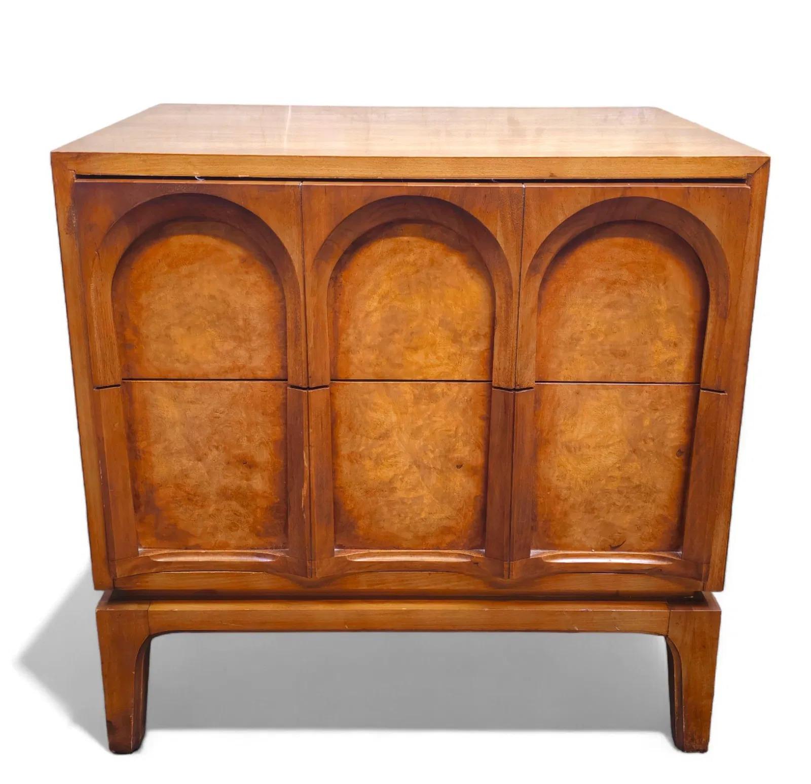 Mid-Century Modern Thomasville Sculptural 'Acrhed' Pair of Nightstands End Tables Walnut Olive Burl