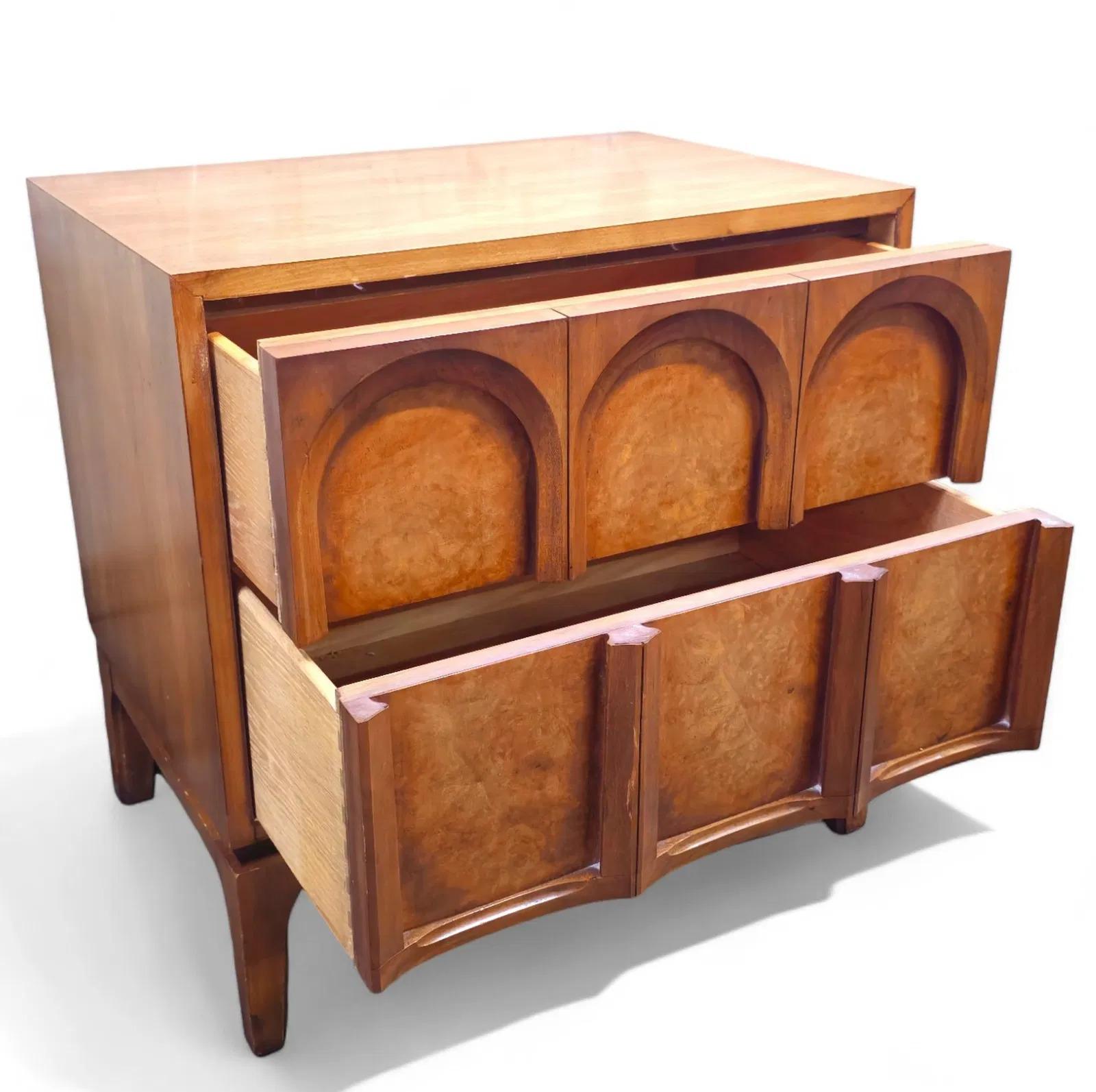 American Thomasville Sculptural 'Acrhed' Pair of Nightstands End Tables Walnut Olive Burl