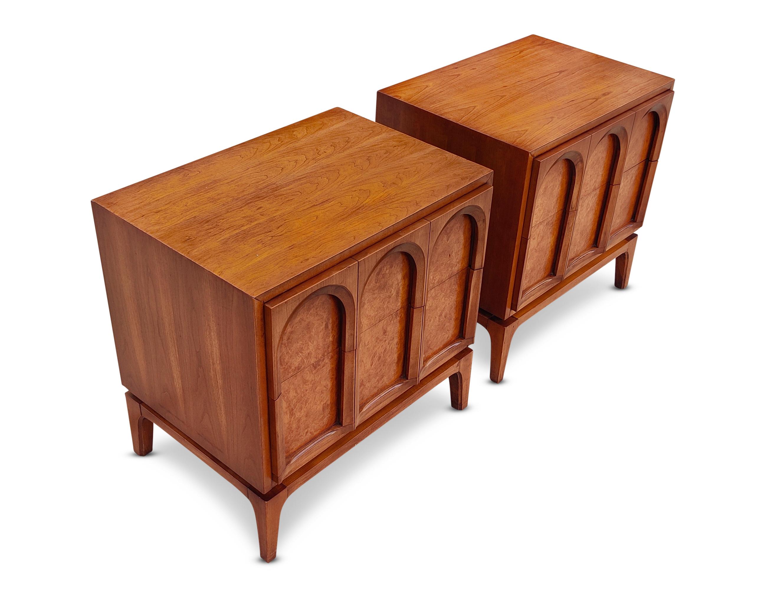 Thomasville Sculptural 'Acrhed' Pair of Nightstands End Tables Walnut Olive Burl In Good Condition In Philadelphia, PA