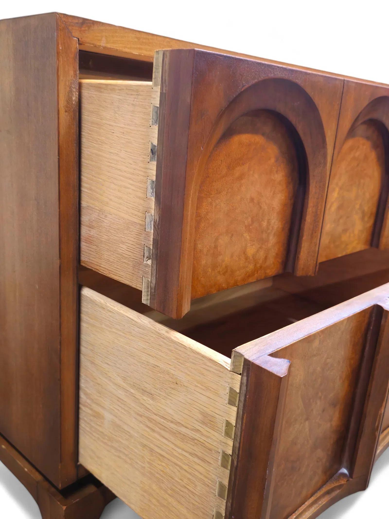 Thomasville Sculptural 'Acrhed' Pair of Nightstands End Tables Walnut Olive Burl In Fair Condition In Philadelphia, PA