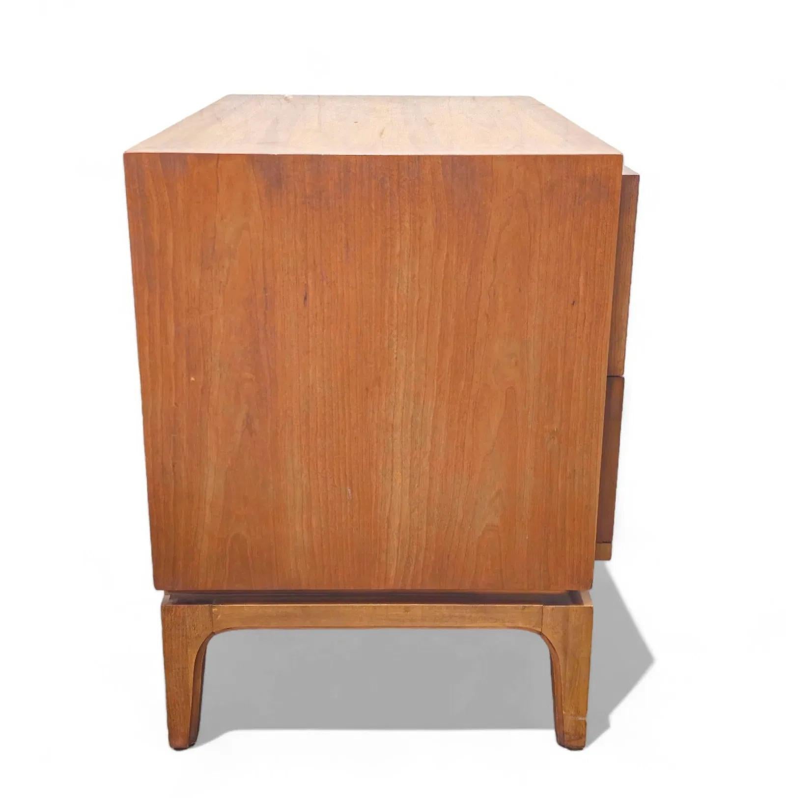 Mid-20th Century Thomasville Sculptural 'Acrhed' Pair of Nightstands End Tables Walnut Olive Burl