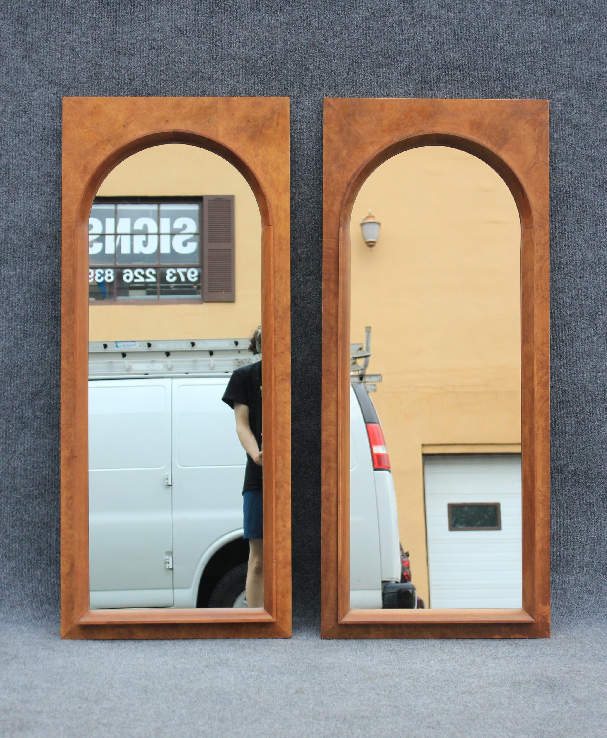 Skulpturales „Arched“-Wandspiegelpaar von Thomasville aus Nussbaum und Olivenholz (Moderne der Mitte des Jahrhunderts) im Angebot