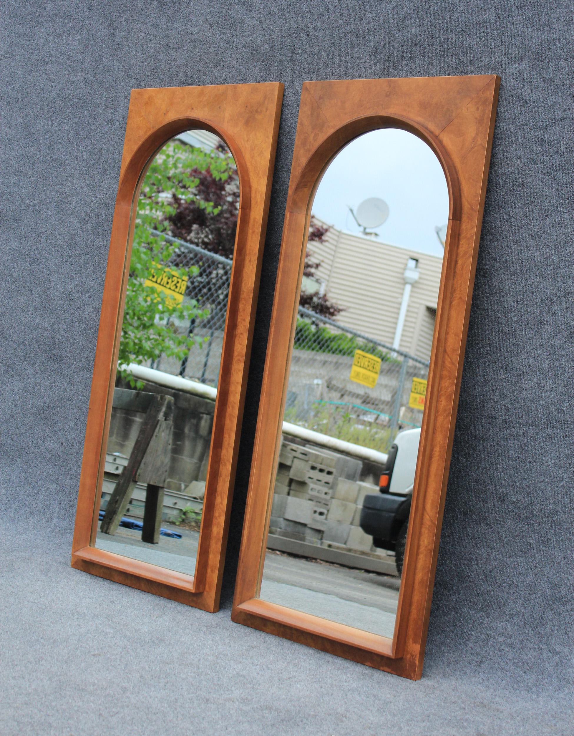 Skulpturales „Arched“-Wandspiegelpaar von Thomasville aus Nussbaum und Olivenholz (amerikanisch) im Angebot