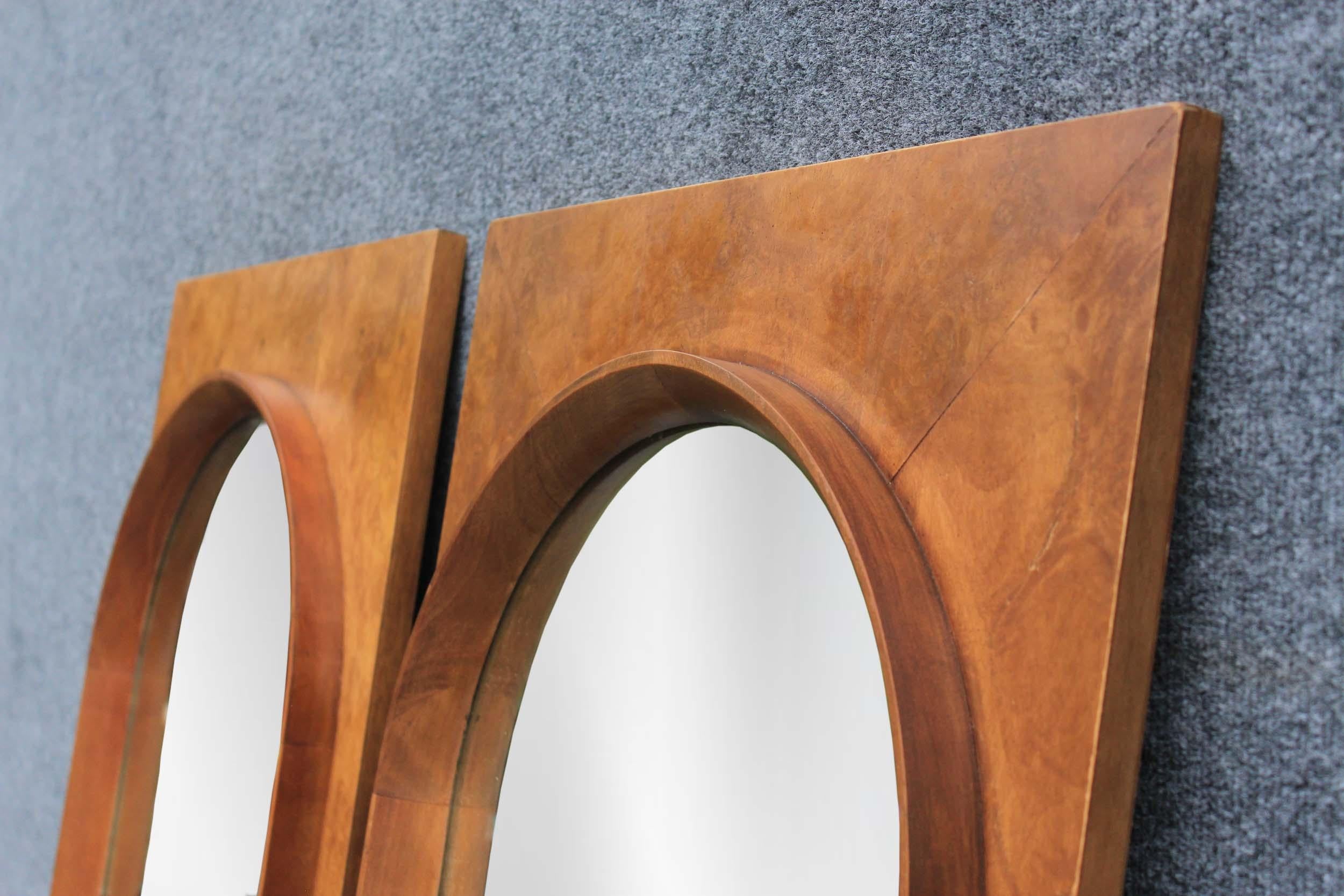 Skulpturales „Arched“-Wandspiegelpaar von Thomasville aus Nussbaum und Olivenholz im Zustand „Gut“ im Angebot in Philadelphia, PA