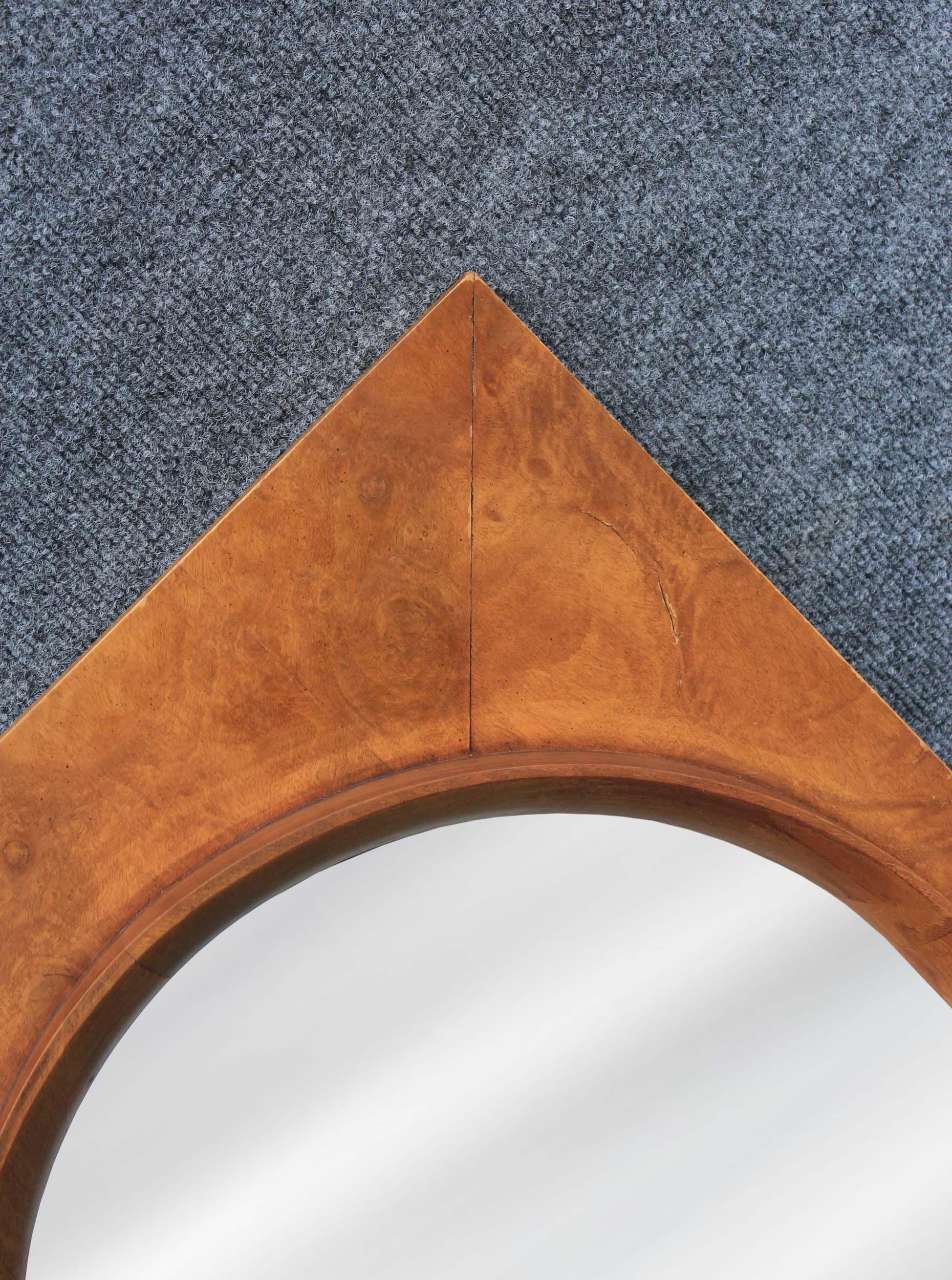 Skulpturales „Arched“-Wandspiegelpaar von Thomasville aus Nussbaum und Olivenholz (Mitte des 20. Jahrhunderts) im Angebot