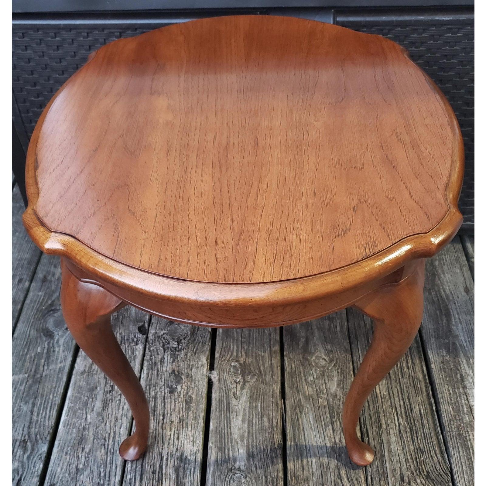 1983 Thomasville end table. Table is made out of solid pecan wood. Pull out tray
It features a pull out tray or 12 inches. Queen Ann legs.. It is in great condition and is 23 inches wide, 23 inches tall, 26 inches deep.