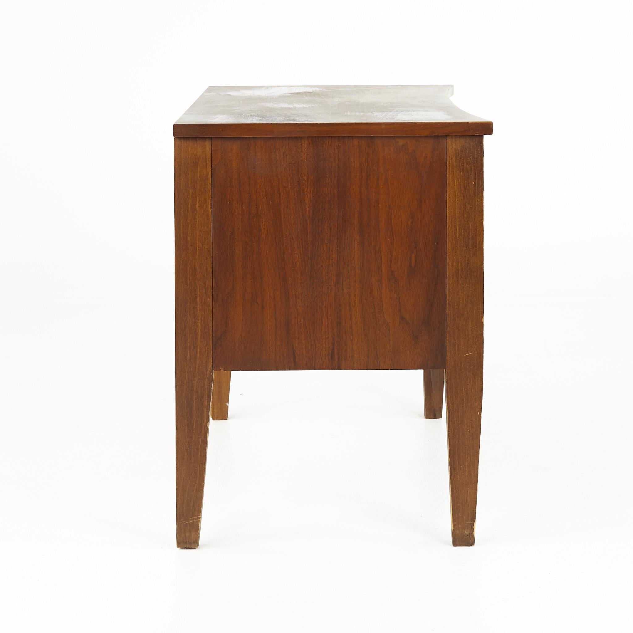 Thomasville Style Mid Century Brutalist Walnut Nightstand In Good Condition In Countryside, IL