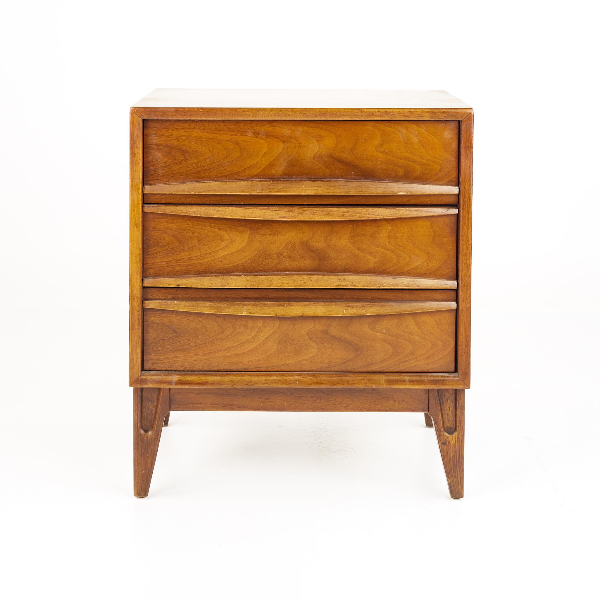 Thomasville Tiki Brutalist mid century walnut nightstand

This nightstand measures: 20.5 wide x 15 deep x 24 inches high

?All pieces of furniture can be had in what we call restored vintage condition. That means the piece is restored upon