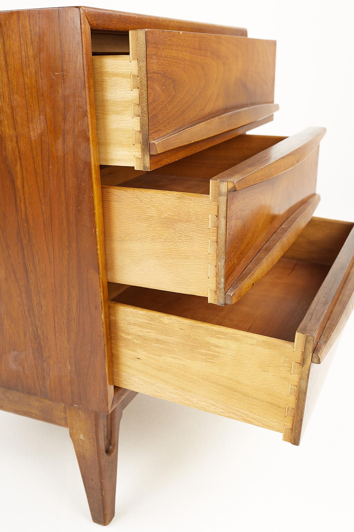 Thomasville Tiki Brutalist Mid Century Walnut Nightstand In Good Condition For Sale In Countryside, IL