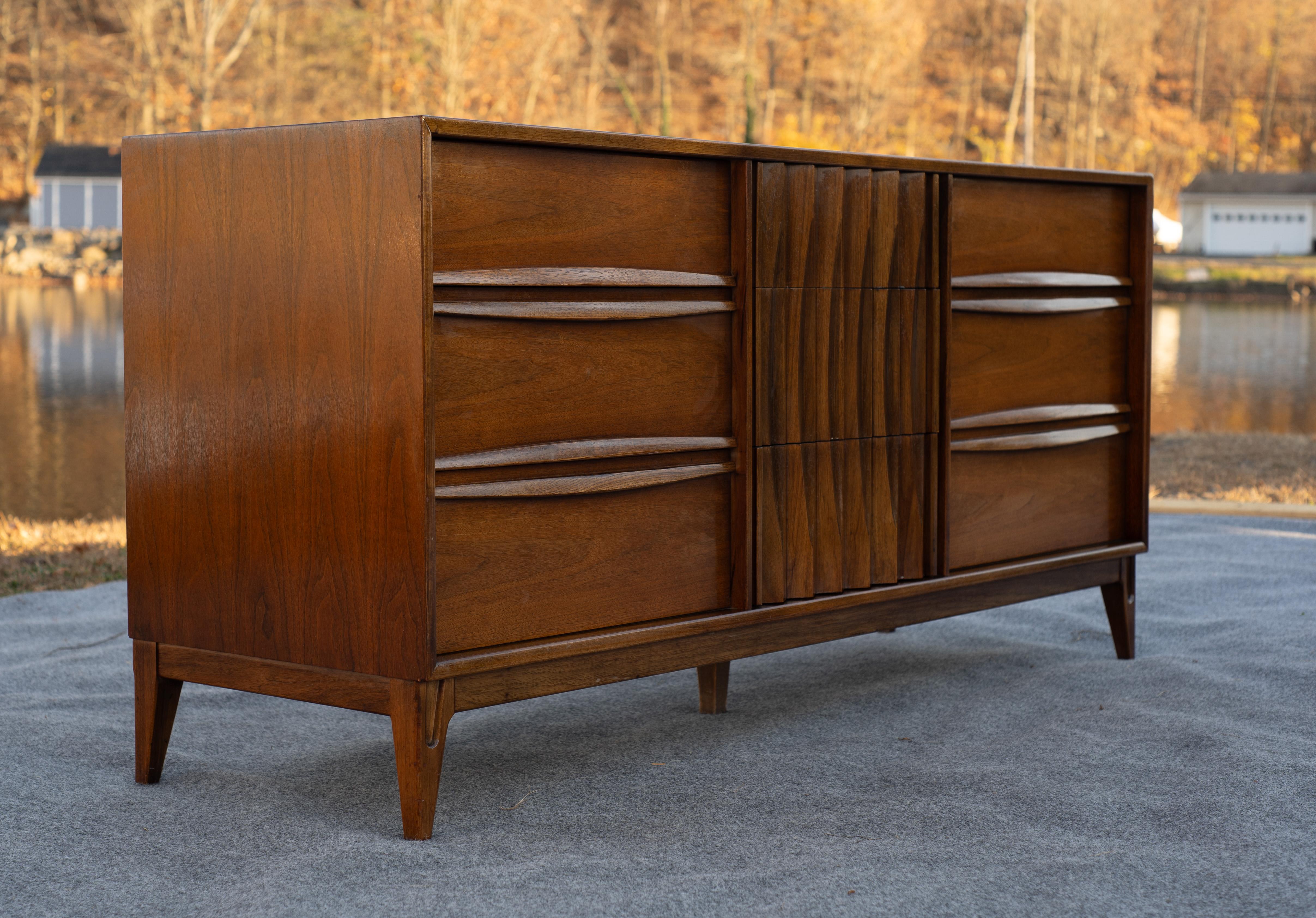 Mid-Century moderno Thomasville Comò a 9 cassetti in noce scolpito e specchio con cornice a scacchiera del metà del secolo scorso in vendita