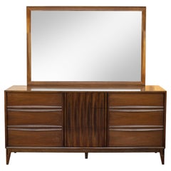 Tiki Louvered 9-Drawered Walnut Sculptted Dresser & Mirror Mid Century (Tiki à persiennes 9 tiroirs et miroir en noyer sculpté)