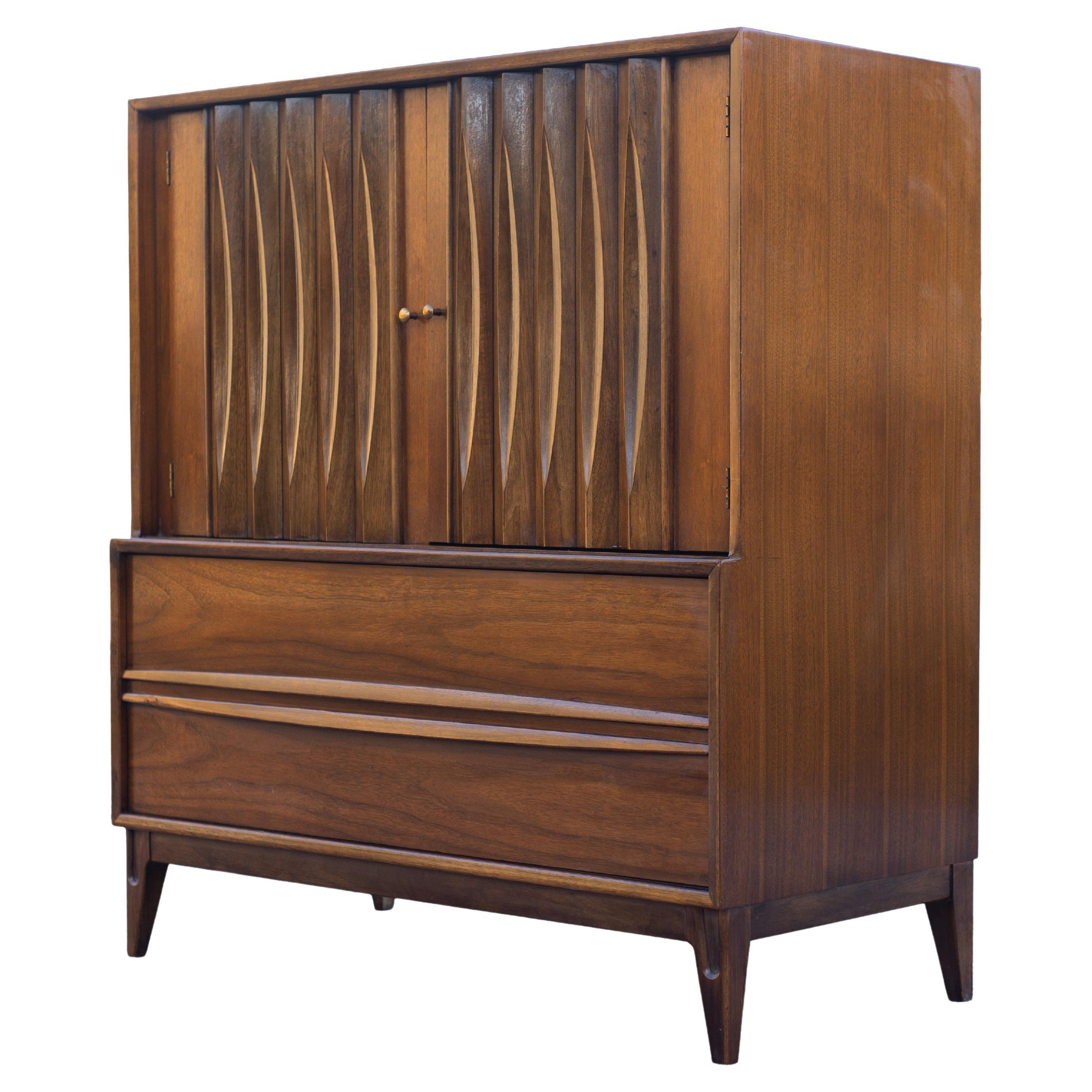 Thomasville Tiki Louvered 9-Drawer Sculpted Walnut Dresser & Mirror Mid Century
