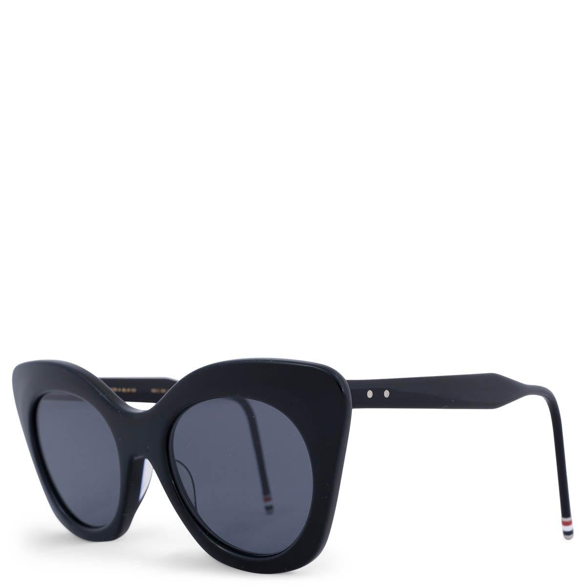 Lunettes de soleil Thom Browne TB508 cat-eye 100% authentiques en acétate noir avec des verres gris foncé. Les extrémités des branches sont tricolores. Ils ont été portés et sont en excellent état. Pas de dossier.

Mesures
Modèle	TB