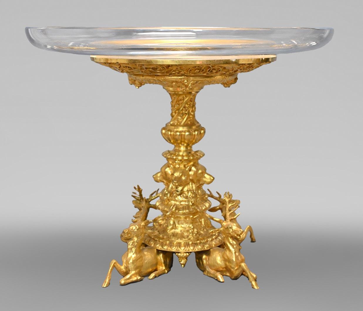 Questo centrotavola a tema caccia è stato realizzato dall'azienda Thomire & Cie. intorno al 1850. 

Pierre-Philippe Thomire (1751-1843) era il membro più famoso di un'illustre famiglia di artisti. Figlio di un fondatore, eccelleva nella produzione