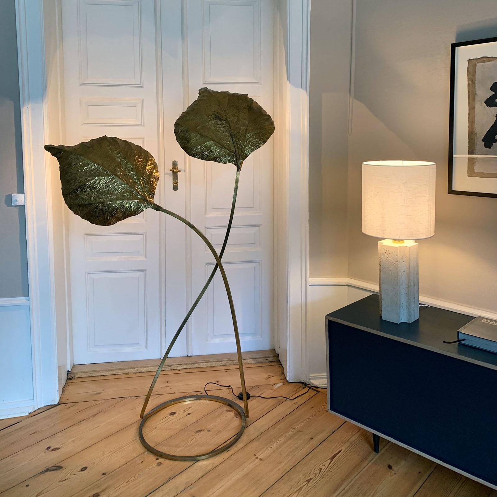 Large size two-leaf patinated gilt brass Rhubarb leaf floor lamp, designed by Tommaso Barbi for Bottga Gadda, Italy 1970s. Twisted circular base with two stems, made of a continuous  one brass piece, with embossed leaves, handmade using repoussé and