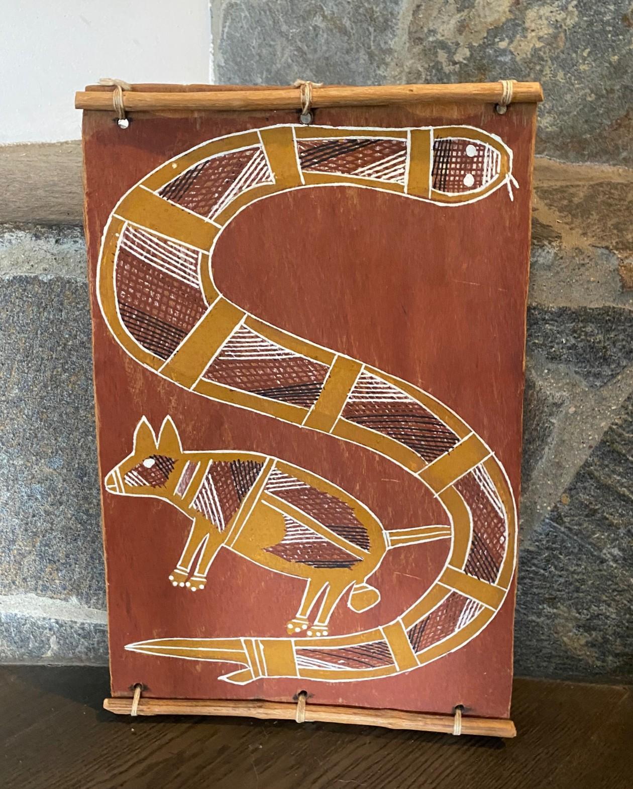 Un meraviglioso, unico e coinvolgente dipinto indigeno originale dell'artista aborigeno australiano Thompson Yulidjirri (1930-2009 circa) con due creature mitiche. Il dipinto è stato realizzato con pigmenti naturali di terra su corteccia di
