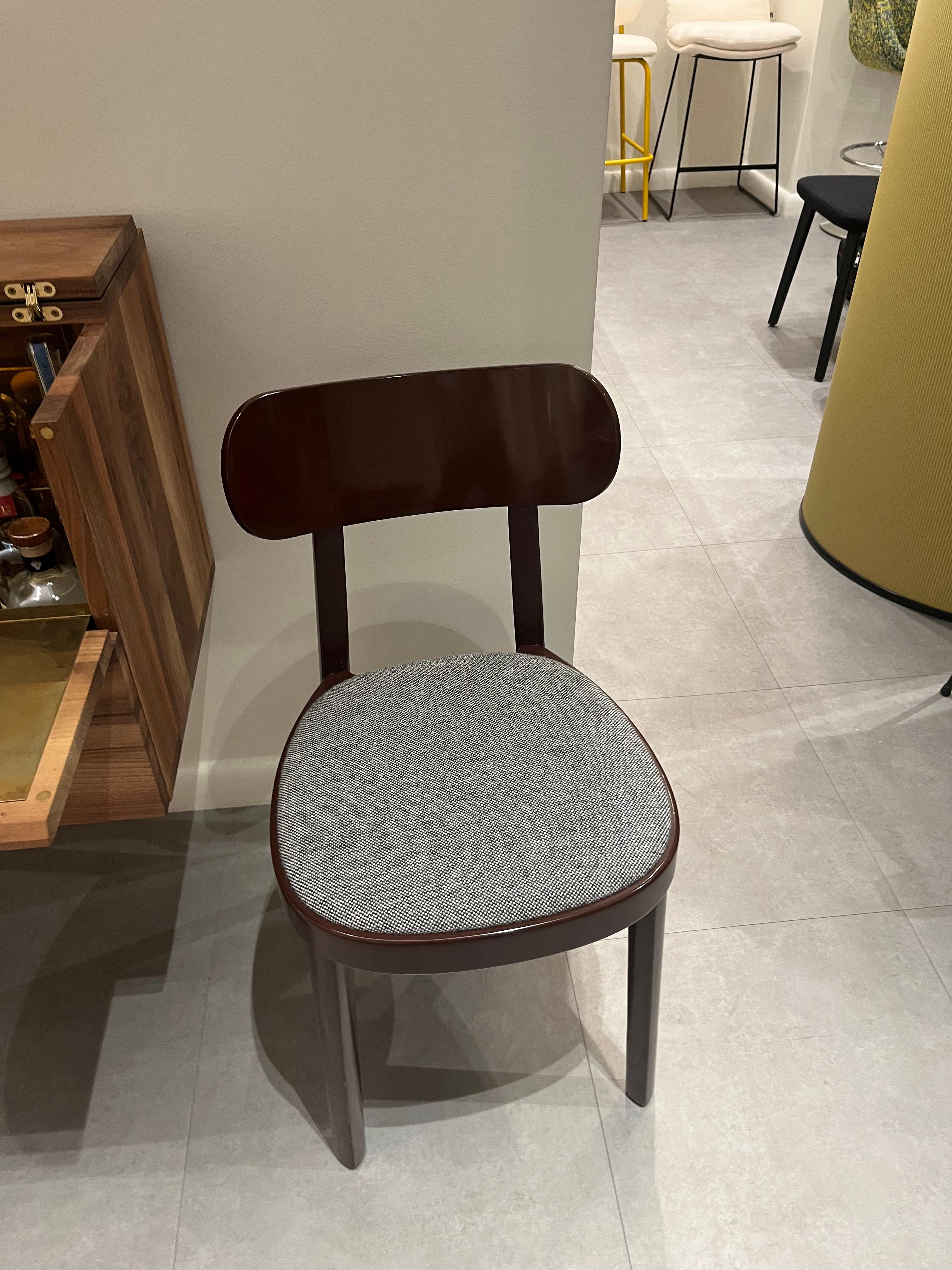 118 SP – High Gloss upholstered woodenchair
Frame: beech high gloss lacquered
dark brown violet
41 Fabric: Hallingdal 65 126
mélange
Glides: plastic
Minimalistic and honest, at the same time elegant and filigree
Minimalistic and honest, at