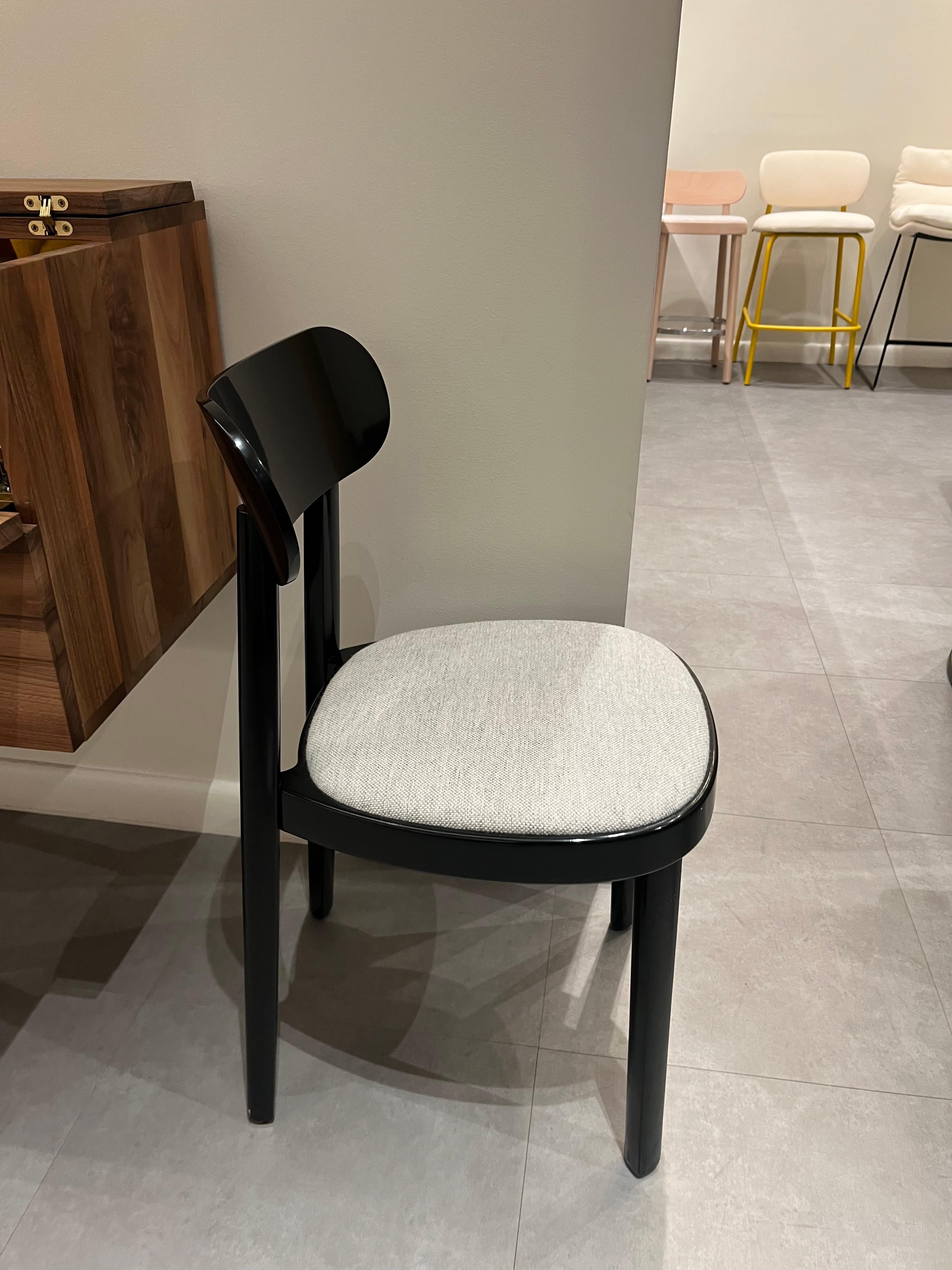 118 SP – High Gloss upholstered wooden
Frame: beech high gloss lacquered black
Fabric: Hallingdal 65 110 whiter-grey
mélange
plastic glides
Minimalistic and honest, at the same time elegant and filigree
Minimalistic and honest, at the same time