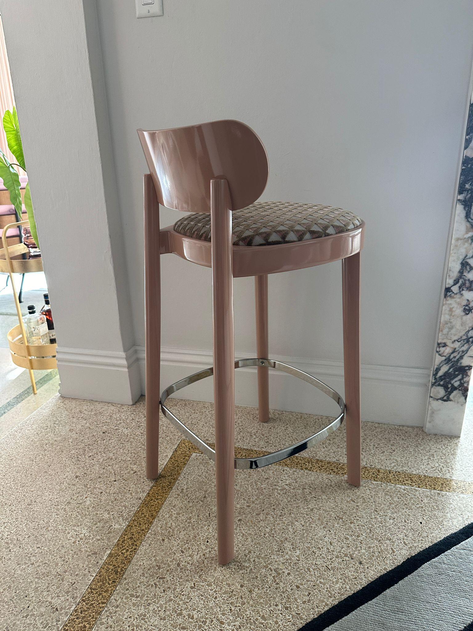 118 SPHT – Counter Height stool
High Gloss Lacquer in: antique pink
Upholstery in: Dedar AMULETO
T23058
COL. 002
Felt Gliders
Minimalistic and honest, at the same time elegant and fine: the 118 chair is a classic wooden chair that adds subtle