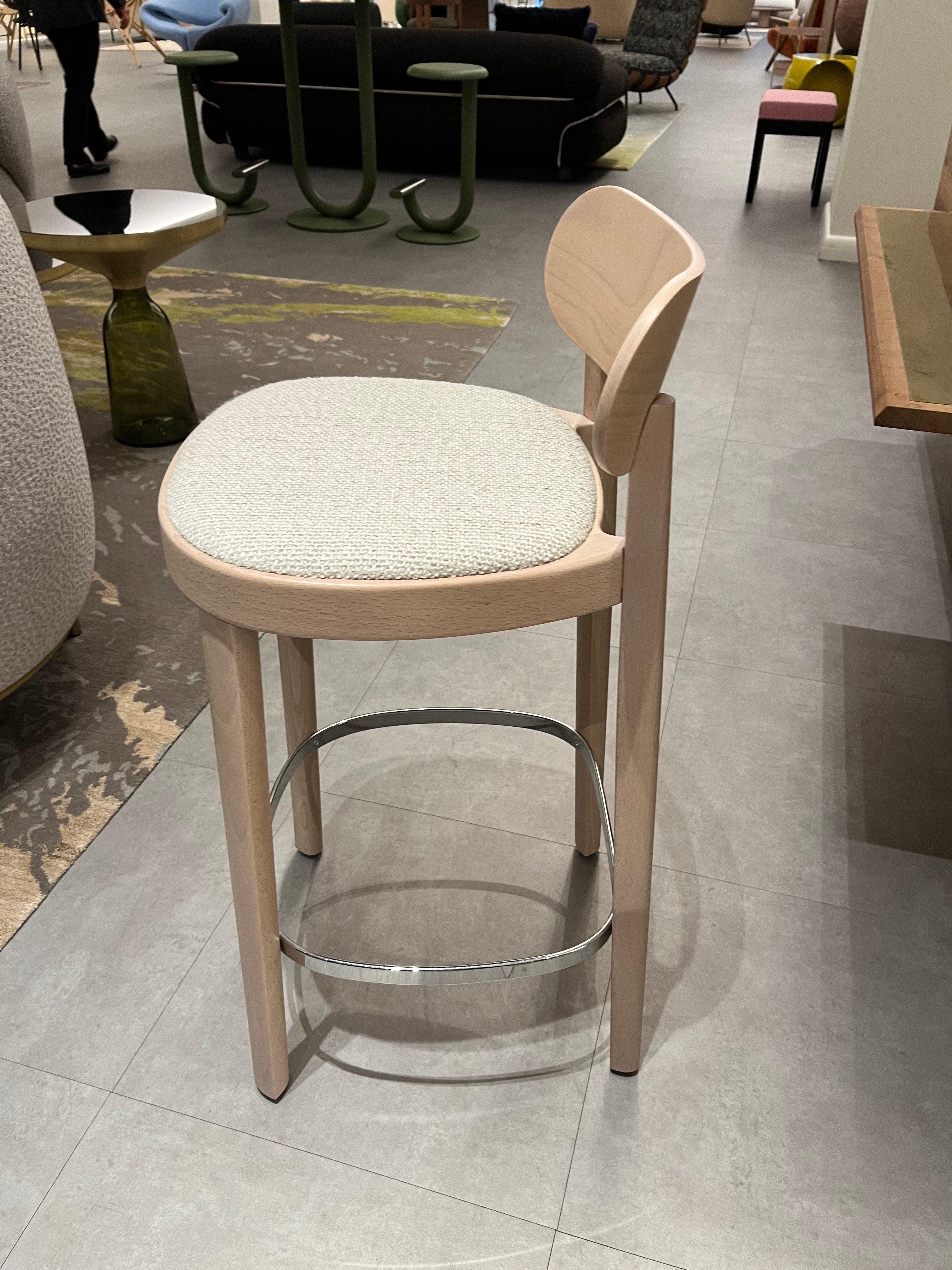 118 SPHT – Bar stool with upholstered

seat
Frame: lightened beech stained TP 107
Fabric: Sahco Safire 007
Ring: chrome
Glides: plastic
Minimalistic and honest, at the same time elegant and fine: the 118 chair is a classic wooden chair that adds