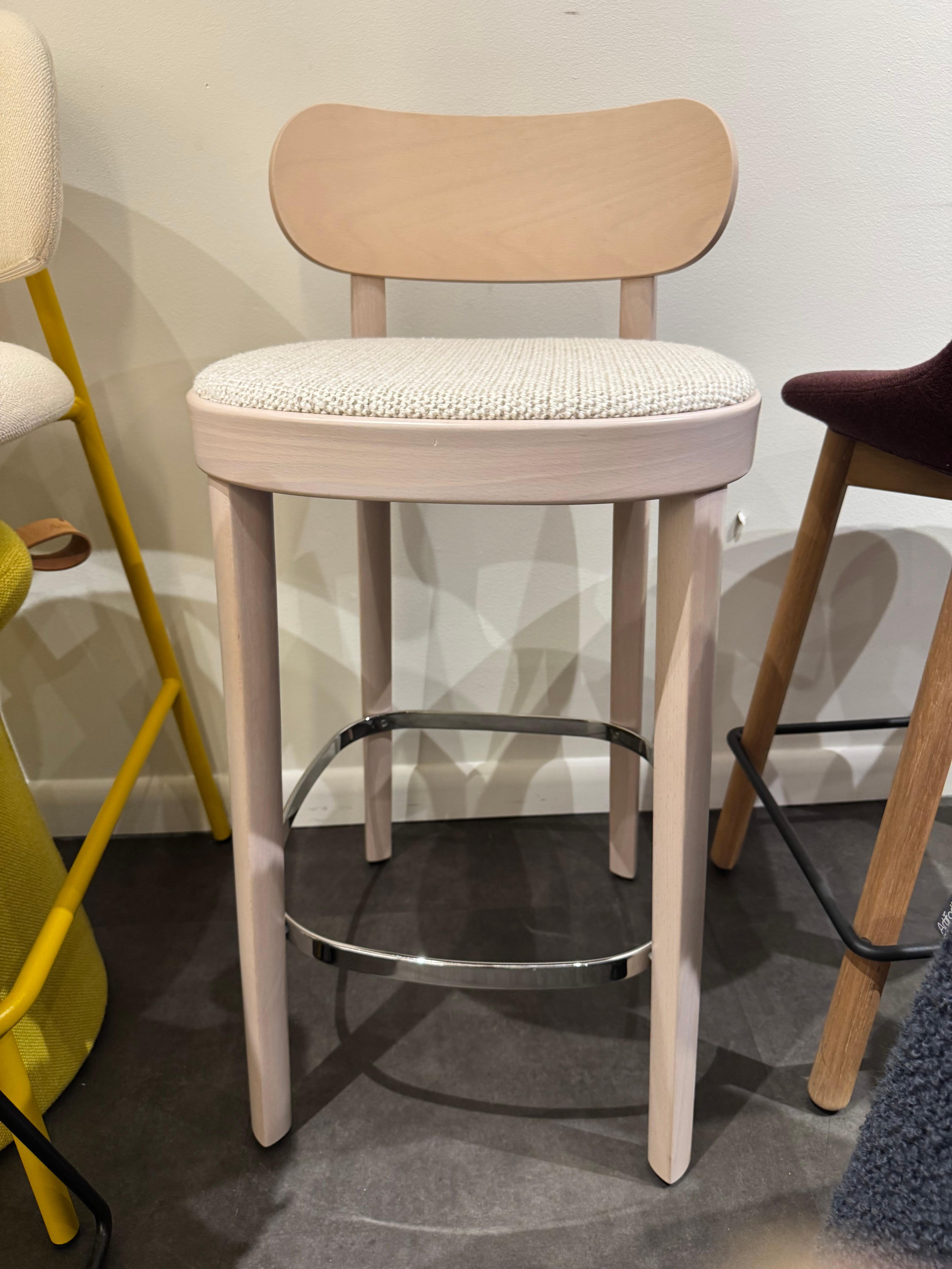 118 SPHT – Bar stool with upholstered

seat
Frame: lightened beech stained TP 107
Fabric: Sahco Safire 007
Ring: chrome
Glides: plastic
Minimalistic and honest, at the same time elegant and fine: the 118 chair is a classic wooden chair that adds