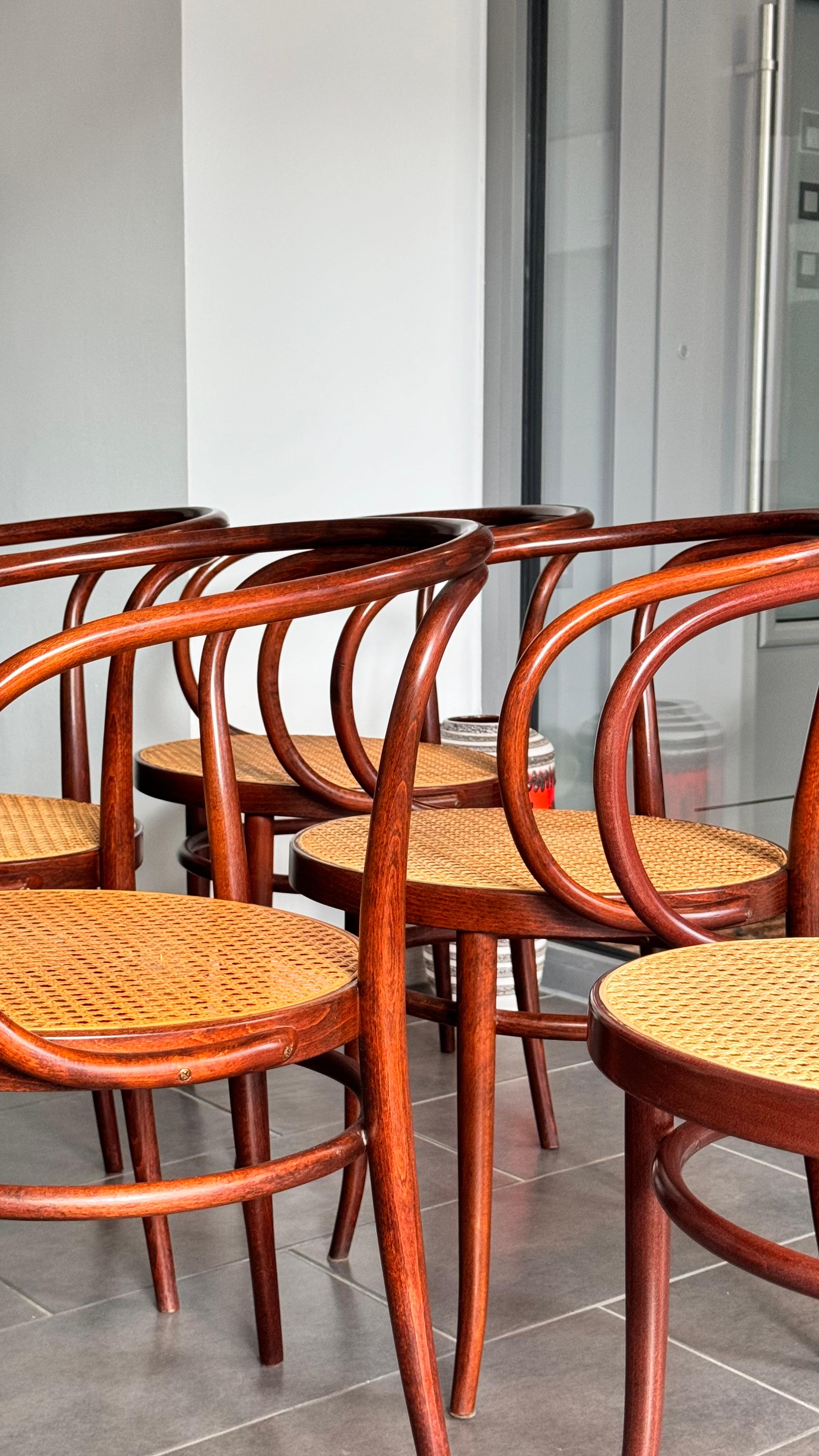 German Thonet 209 Bentwood Armchairs with Extendable Round Dining Table Mid-Century For Sale
